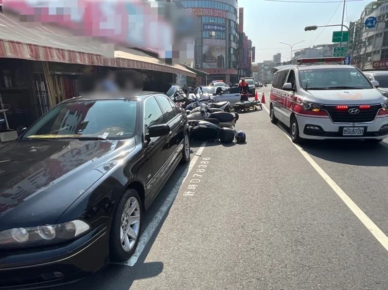 何男酒駕撞倒路旁停放汽機車，總計有2輛汽車和9部機車毀損。（翻攝畫面）