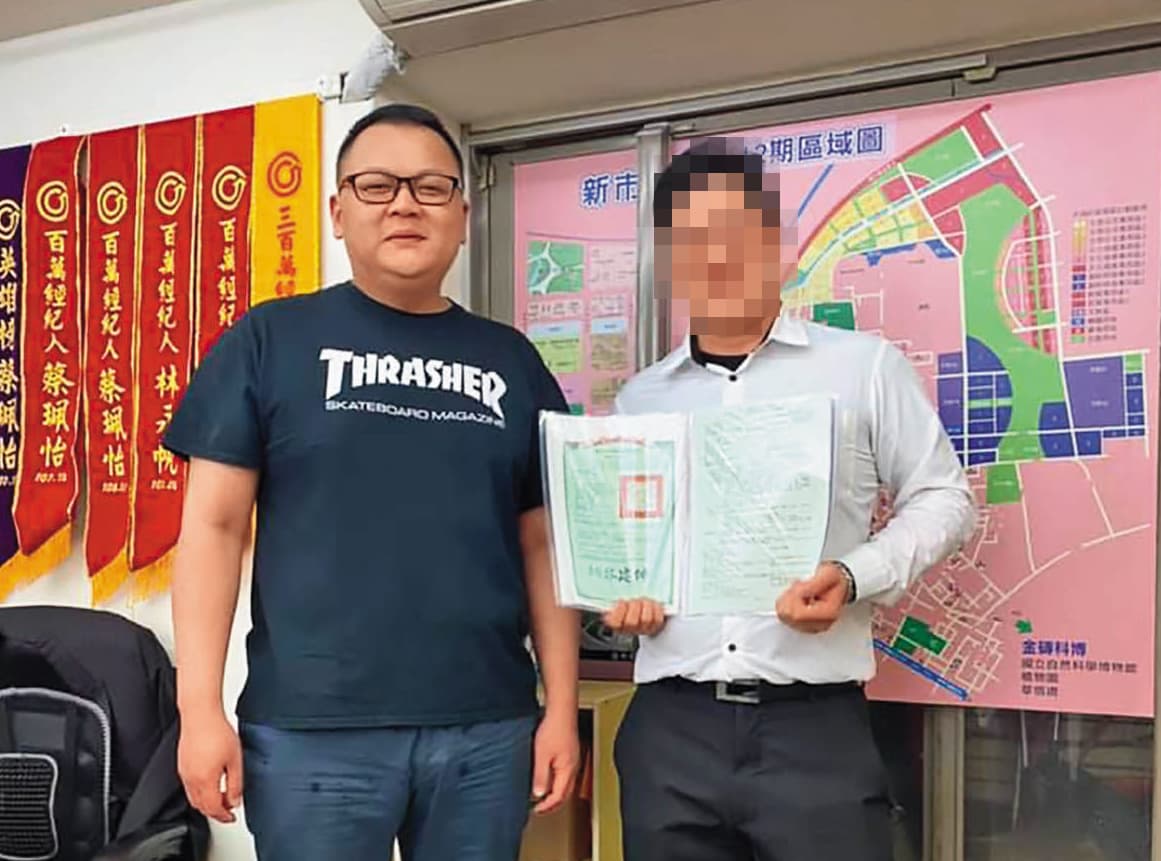 葉仁豪展示員工年紀輕輕就賺大錢買房。(翻攝葉仁豪臉書)