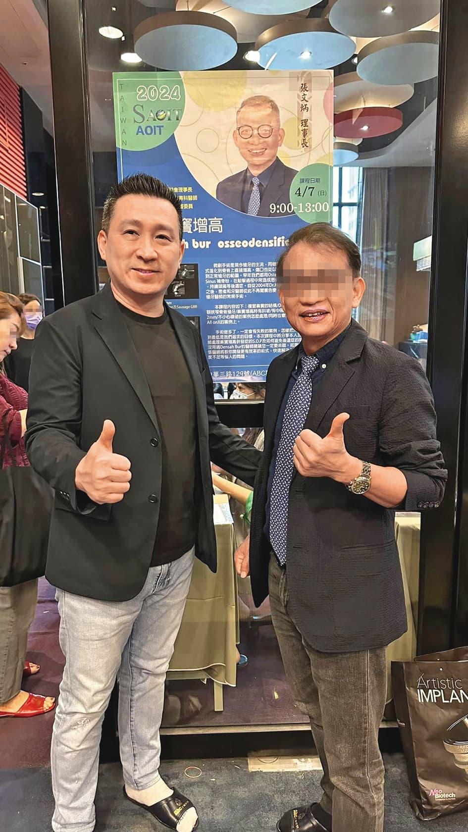 沈憲徽(左)除了自己是名牙醫外,家族經營砂石事業,是台南新營的望族出身。(翻攝自臉書)