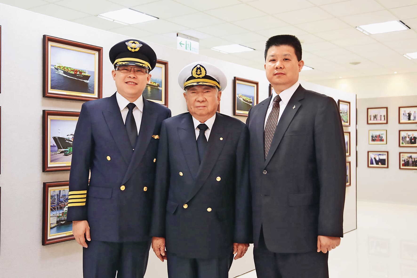 張榮發(中)生前與二房兒子張國煒(左)及老臣吳界源(右)合影。(翻攝吳界源臉書)