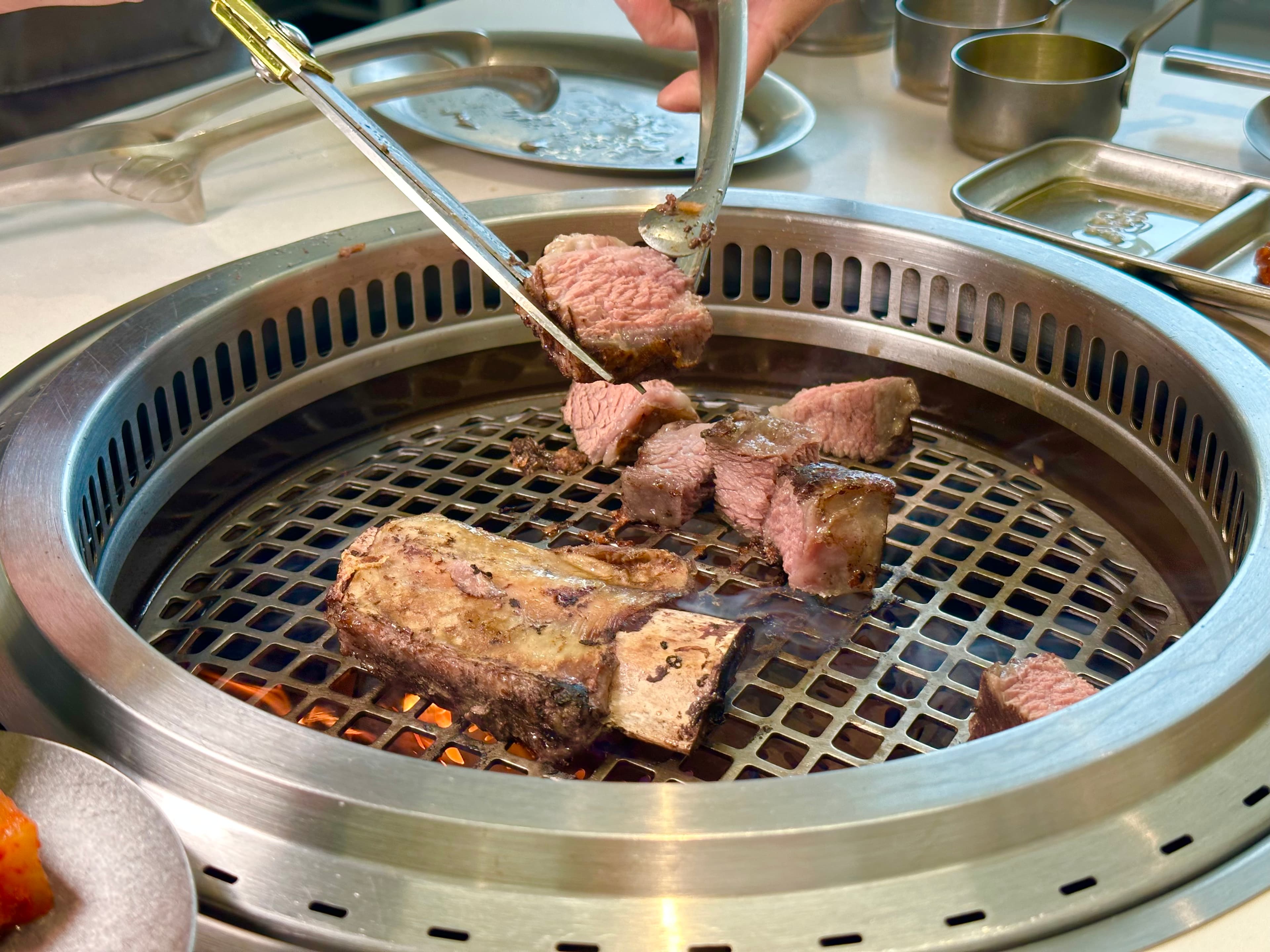 「燒烤牛肋骨鍋」會先把帶骨牛小排，舒肥烹煮至7分熟再炙烤出香氣。（需另加價350元）