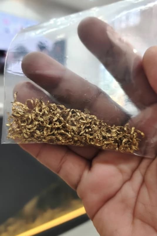 經過現場初步清點,這對情侶驚覺已有價值超過14萬泰銖的黃金被狗狗吞下肚子。(翻攝自TikTok@pompomgang888)