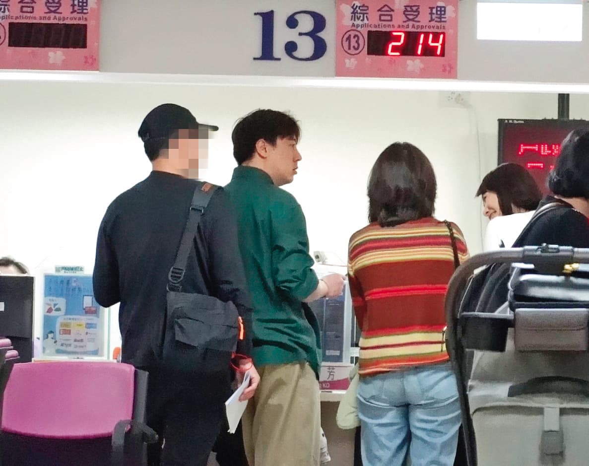 14：12 馨儀（右二）、單為明（左一）離婚辦到一半中途站了起來，清楚可見他們抽到的號碼「214」是情人節，也算黑色幽默。