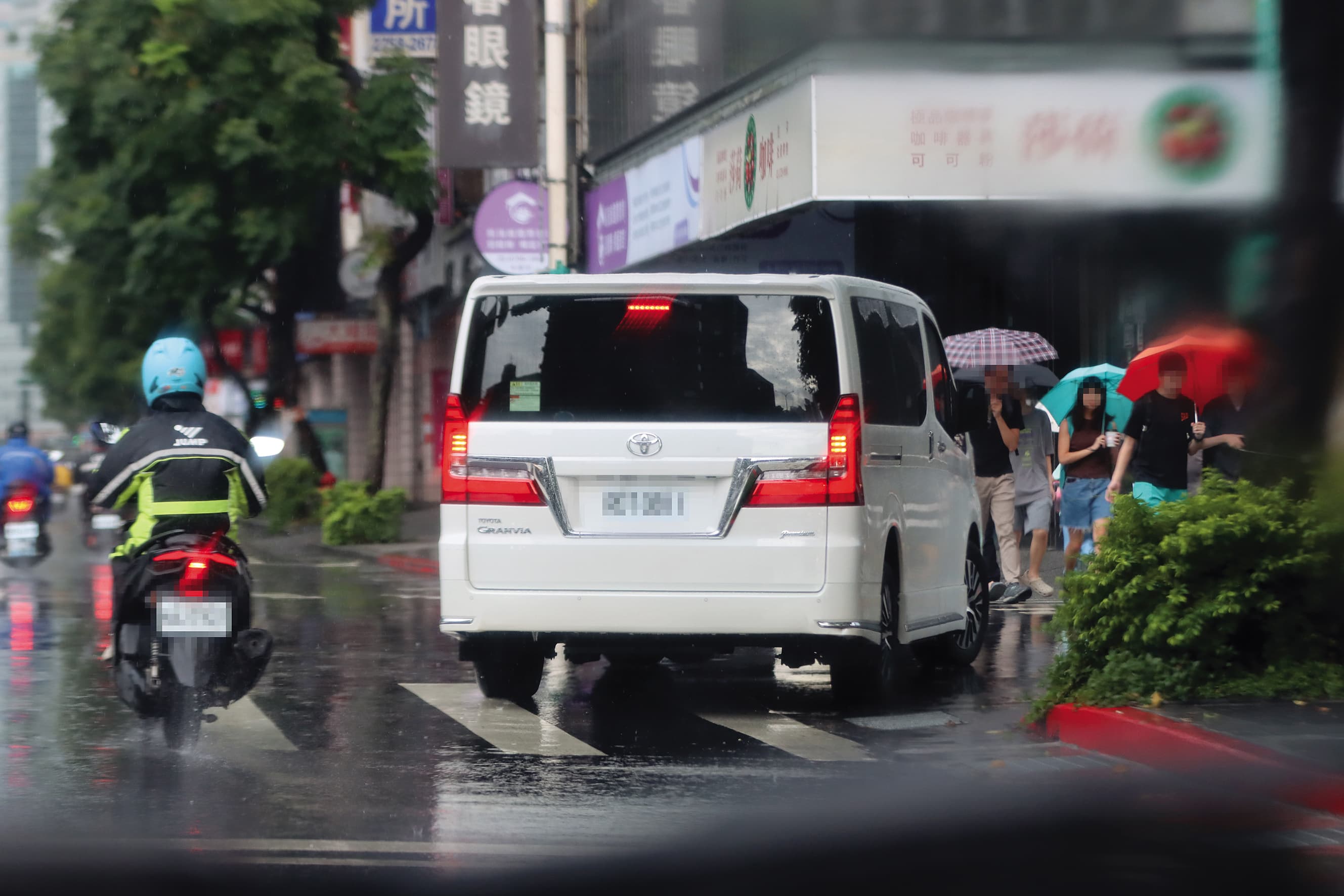 8/15 16:44 全員上車後,司機就載著大家開啟迷航模式,在附近巷弄不停繞圈,警戒心甚高。