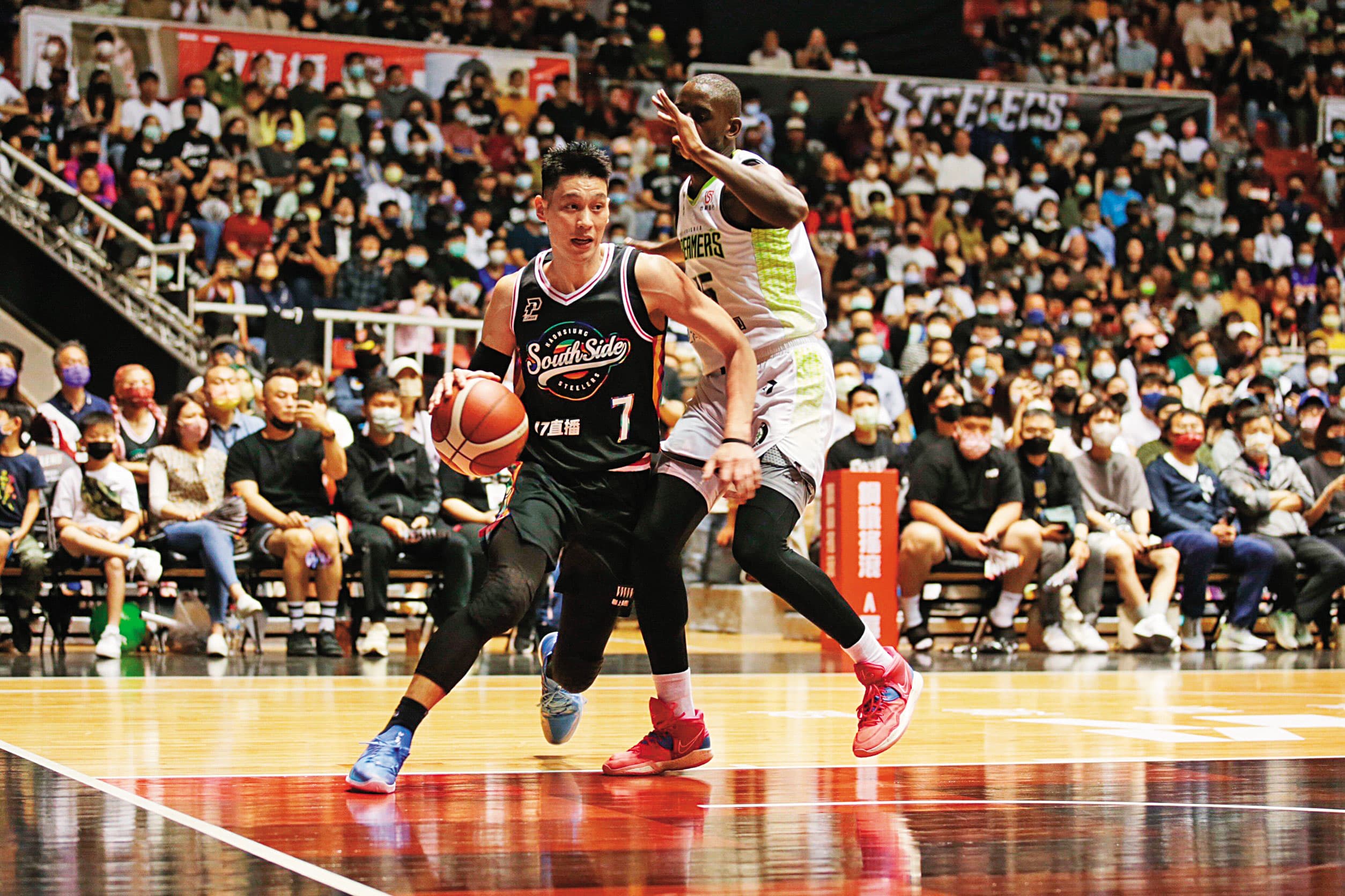 林書豪(前左)在NBA最熱門時,一張200美元的門票只能買到最偏遠位置。