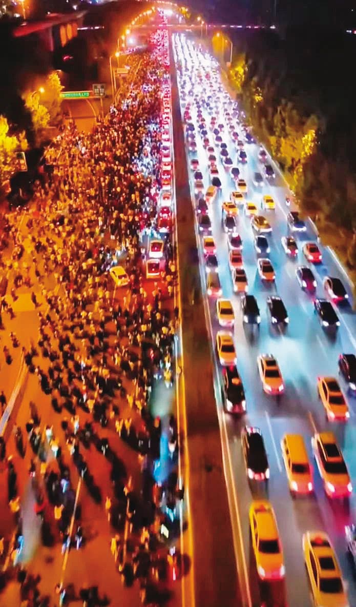 中國河南省鄭州大學生流行夜騎單車前往開封，一個晚上甚至超過20萬人大移動，規模太大遭當局禁止。（翻攝微博）