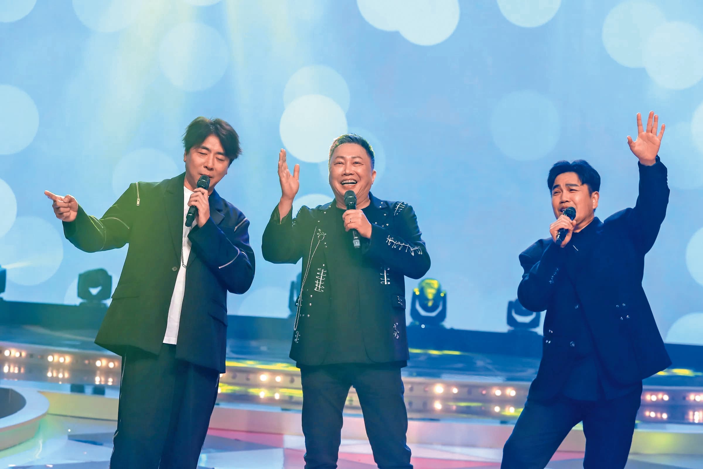 梁赫群(左)與昔日「景行廳男孩」團員趙正平(中)、林智賢(右)一起合體上節目錄影。(民視提供)