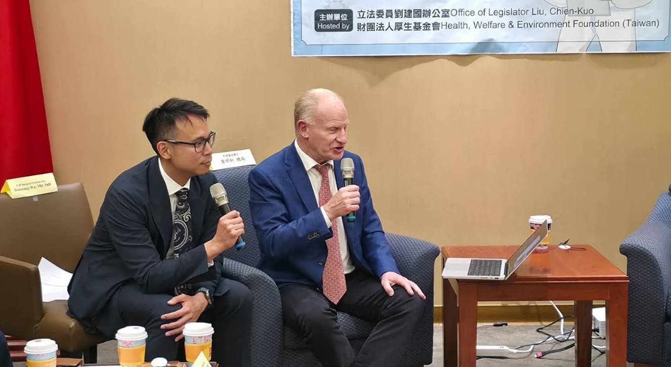 會中邀請 ZAP-X(精準陀螺刀)發明者 John Adler 來台,他說明此儀器可大幅降低輻射暴露,更能精準鎖定病灶。(劉建國辦公室提供)