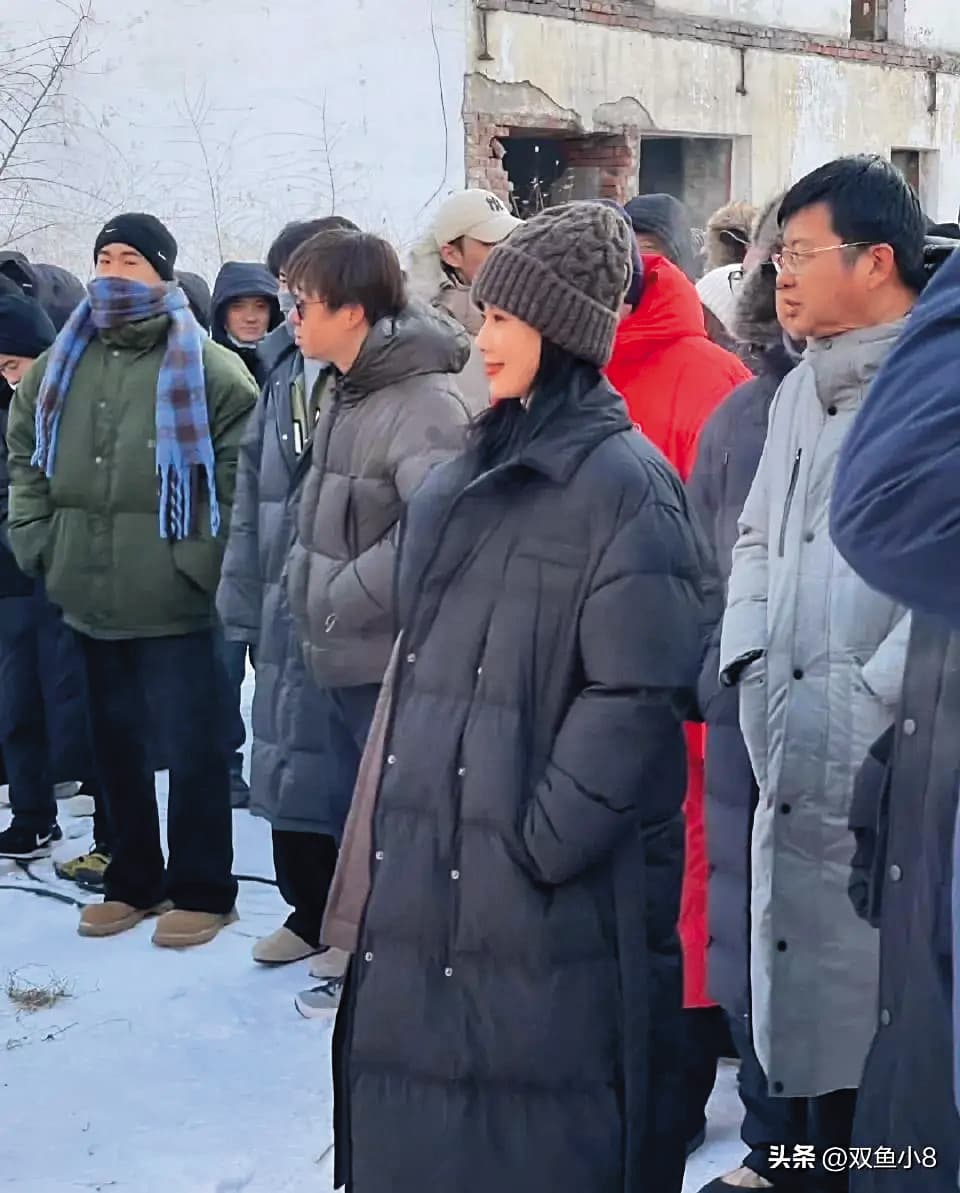 劉詩詩(前)本月初已經赴哈爾濱進劇組拍戲。(翻攝自雙魚小8微博)