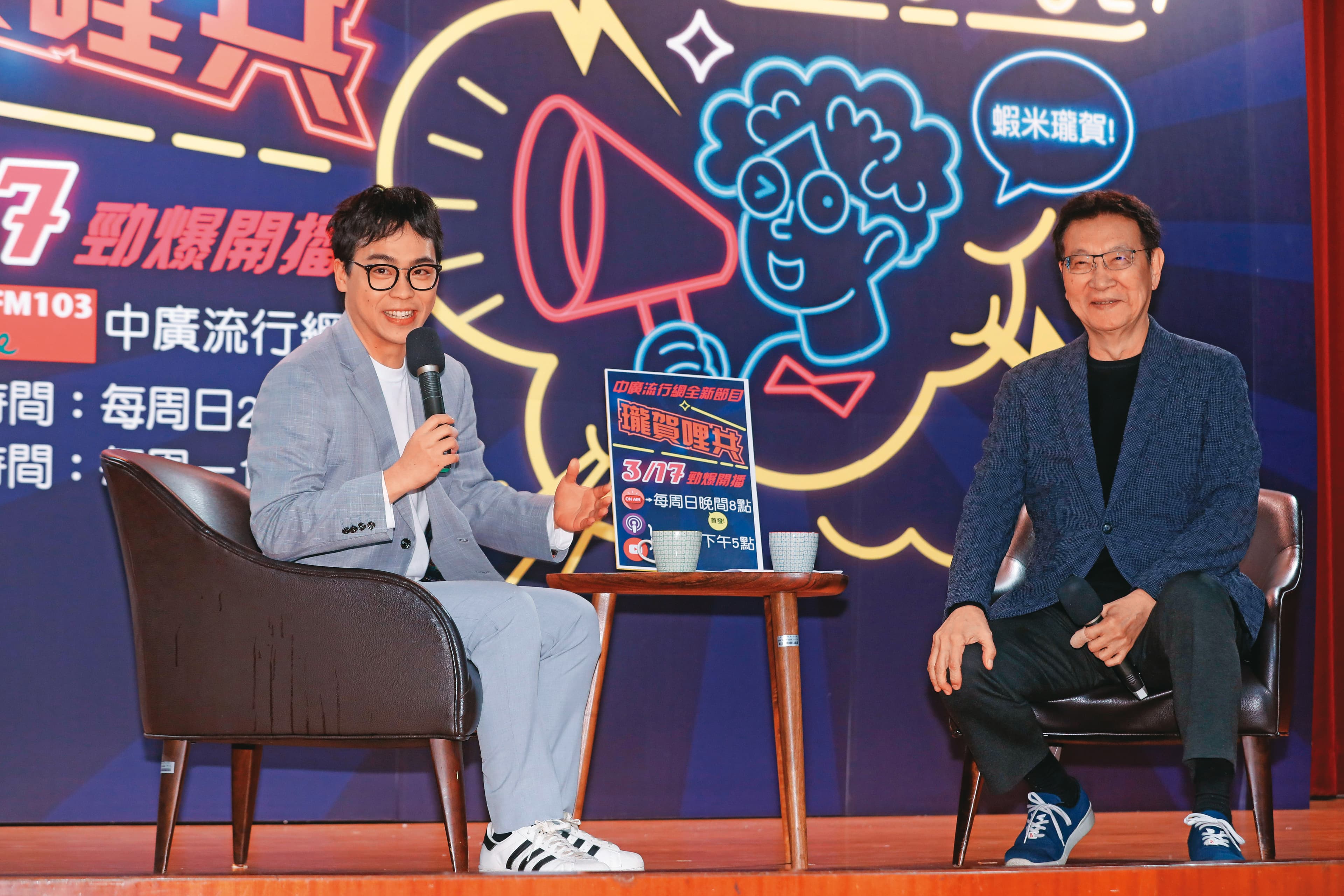 賀瓏(左)回歸傳統媒體,和趙少康(右)合作,在中廣主持廣播節目。