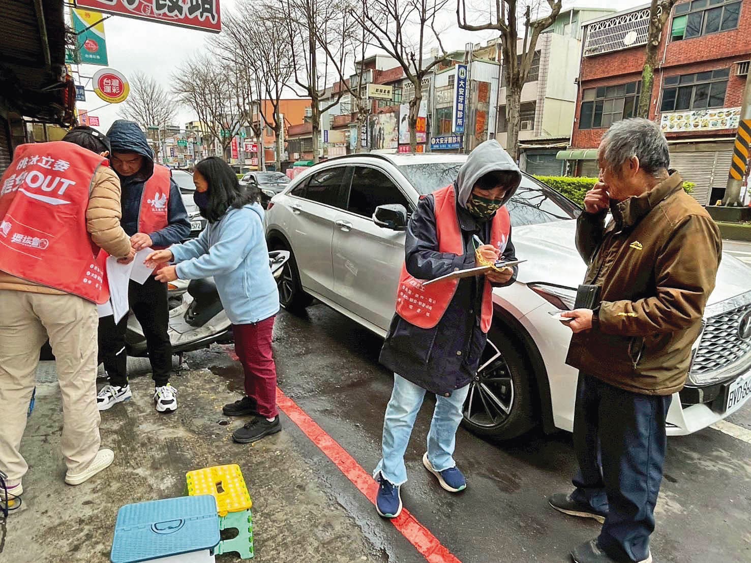 不少罷團近來都採小蜜蜂戰法靈活移動、上街找願意連署的民眾。(桃園罷團提供)
