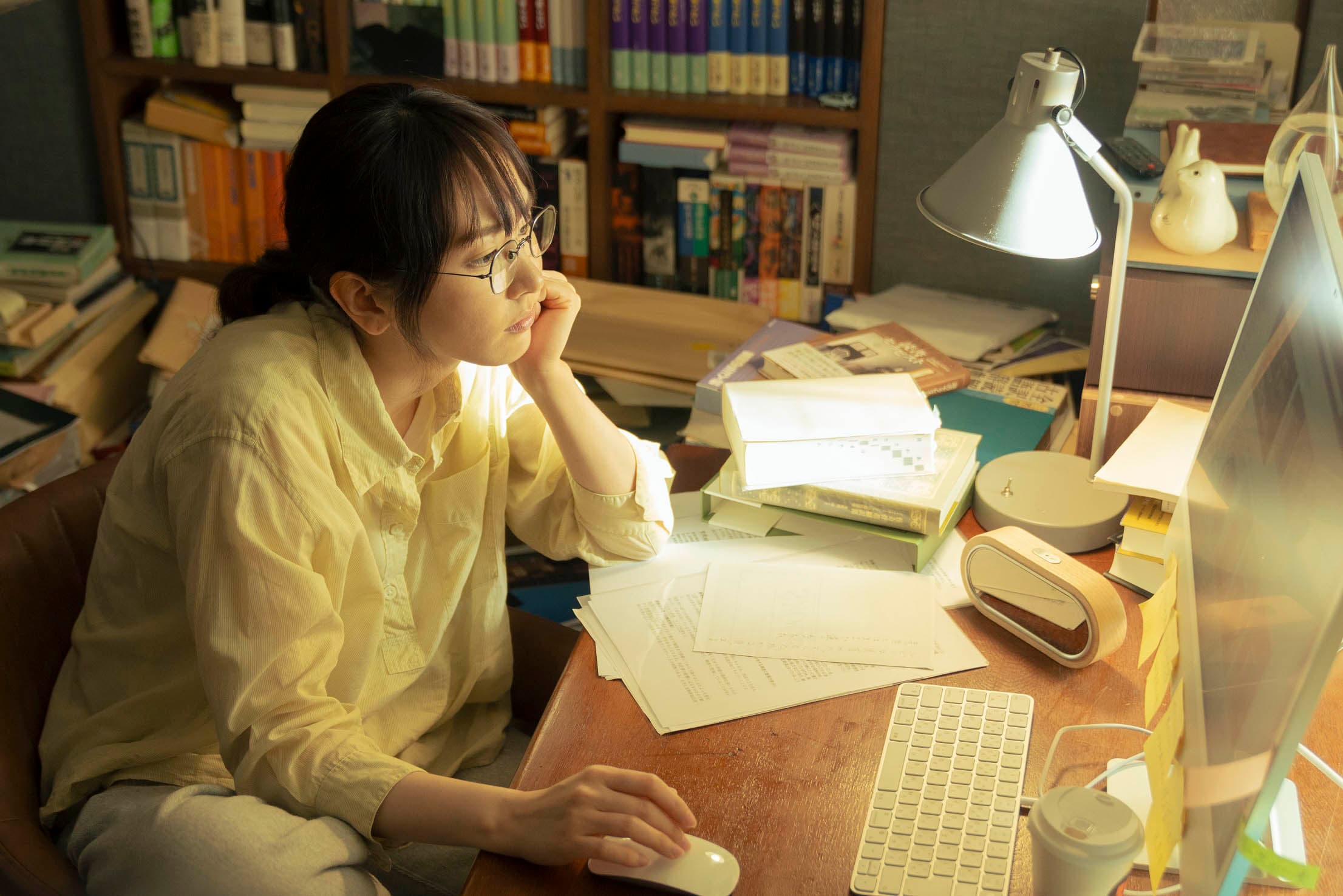新垣結衣再次突破形象,飾演一位有點社恐、外冷內熱的小說家。(天馬行空提供)