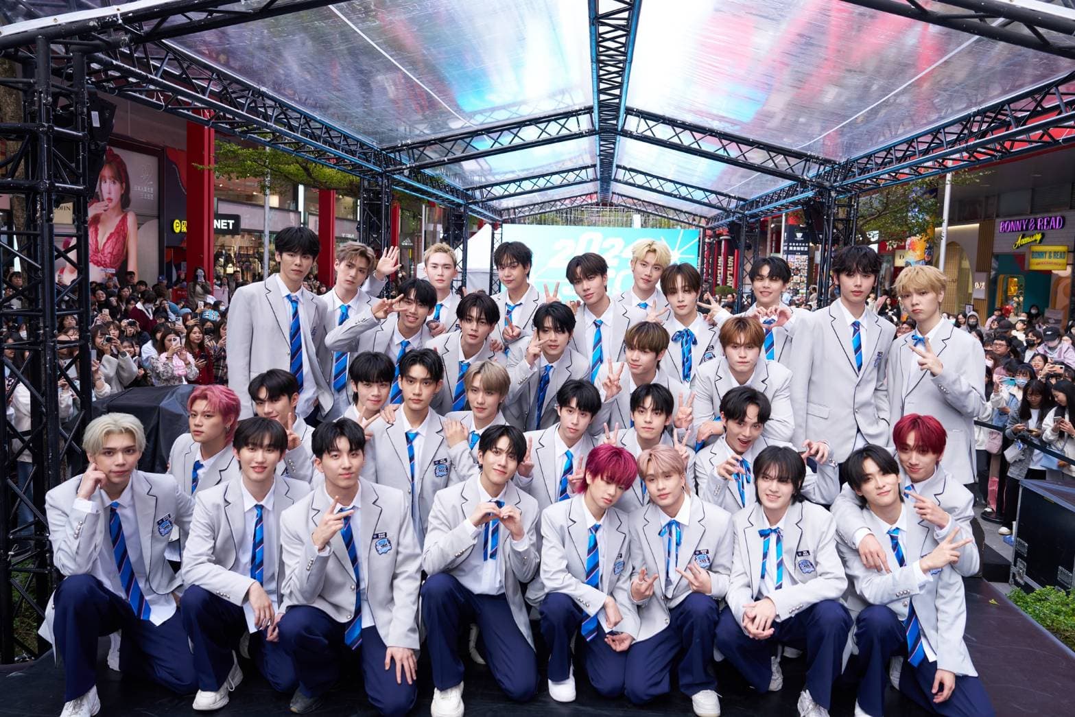 SEVENTOEIGHT加上25名《SCOOL》人氣選手齊聚信義威秀中庭，現場帥度破表。（天空娛樂提供）