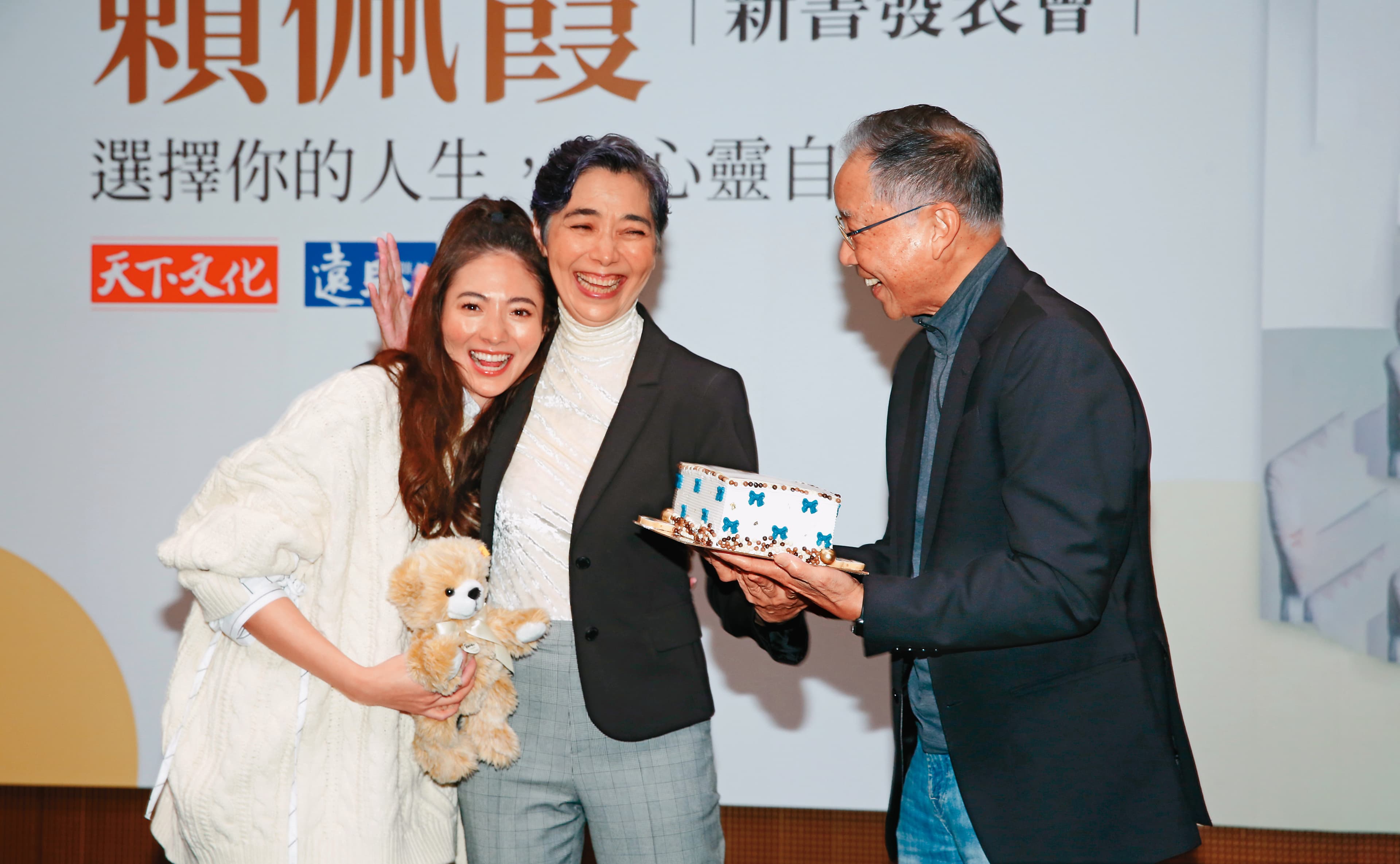 由於謝沛恩(左)是親生的,隨著賴佩霞(中)改嫁謝志鴻(右)也改姓「謝」,並曾在媽媽新書《轉念的力量》分享會上出席力挺。