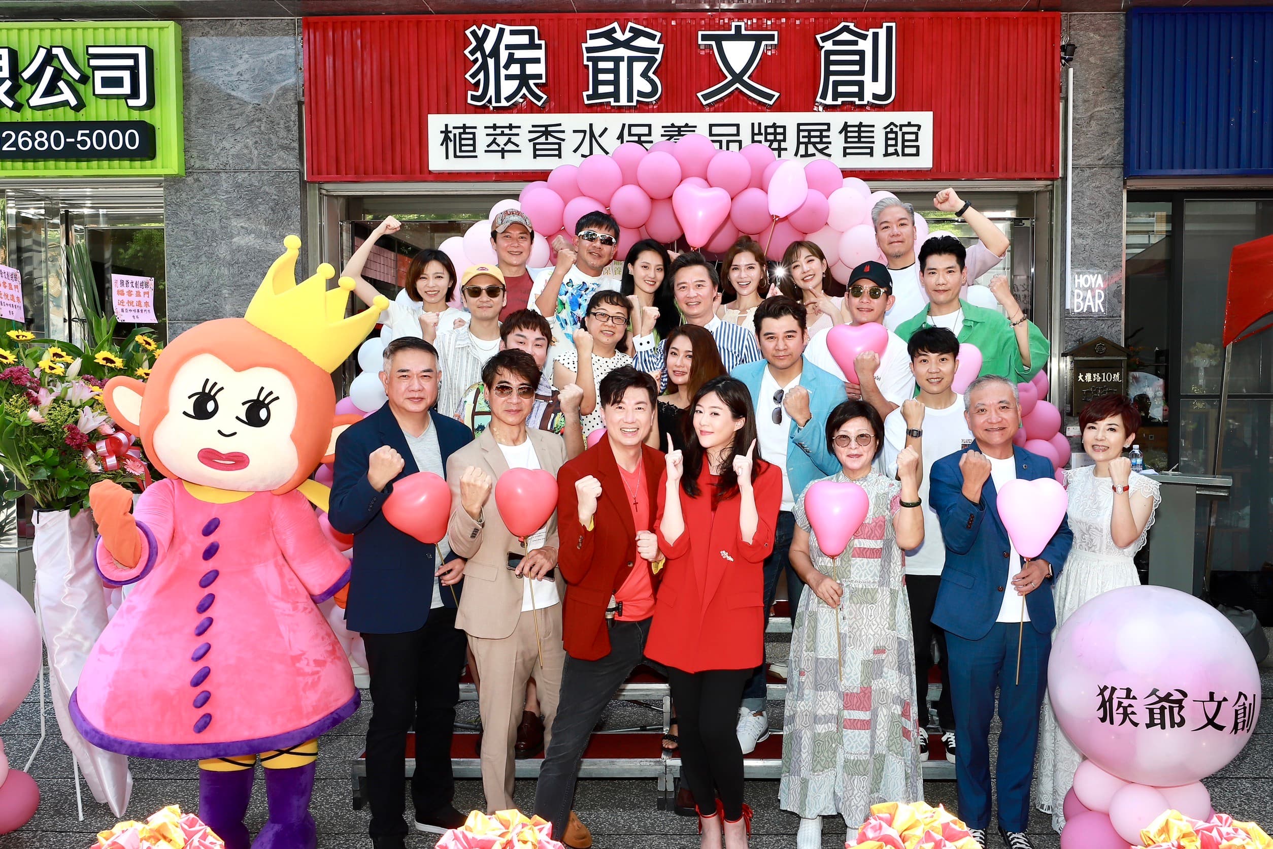 吳皓昇、文汶創業有許多明星好友捧場,現場氣氛熱鬧。(民視提供)