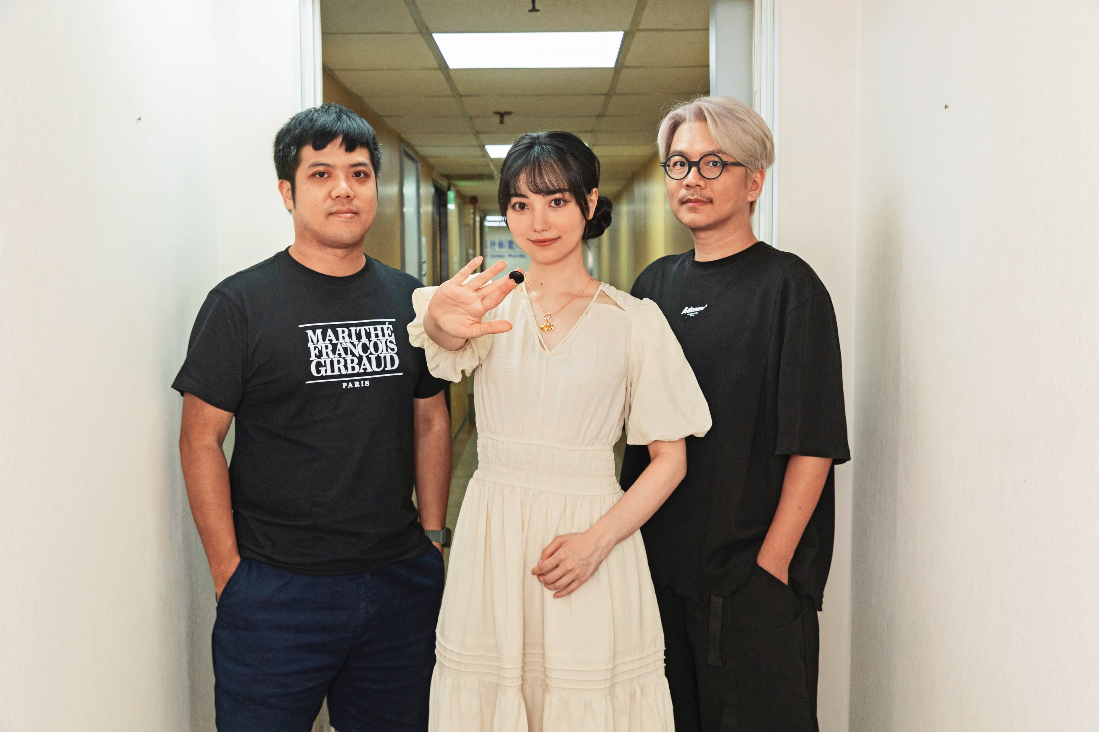 黑嘉嘉(中)近年致力於推廣圍棋,與程式老爹創辦人徐煊博(左)、dosomething studio創意總監王宗欣(右)合作打造《烏鷺爭霸》。