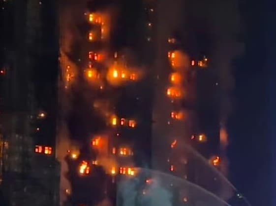 香港新界大埔區宏福苑昨（26日）下午發生嚴重火災，造成重大傷亡。（翻攝自微博央視新聞）