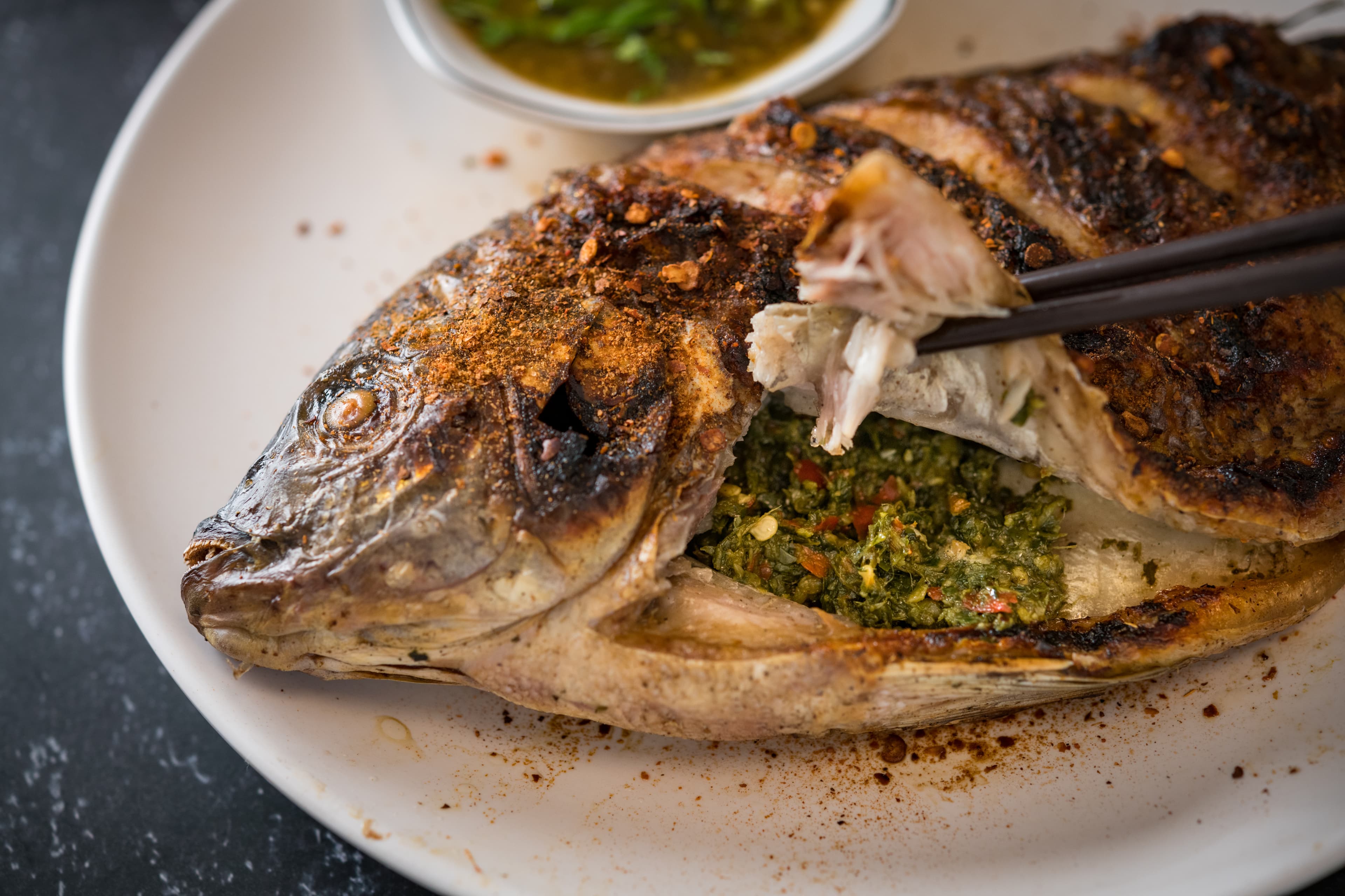 「烤魚」的魚皮酥香脆口,肉質嫩甜不柴,香料味滲透其中,蘸著醬吃,酸甜辛香。(170元/份)