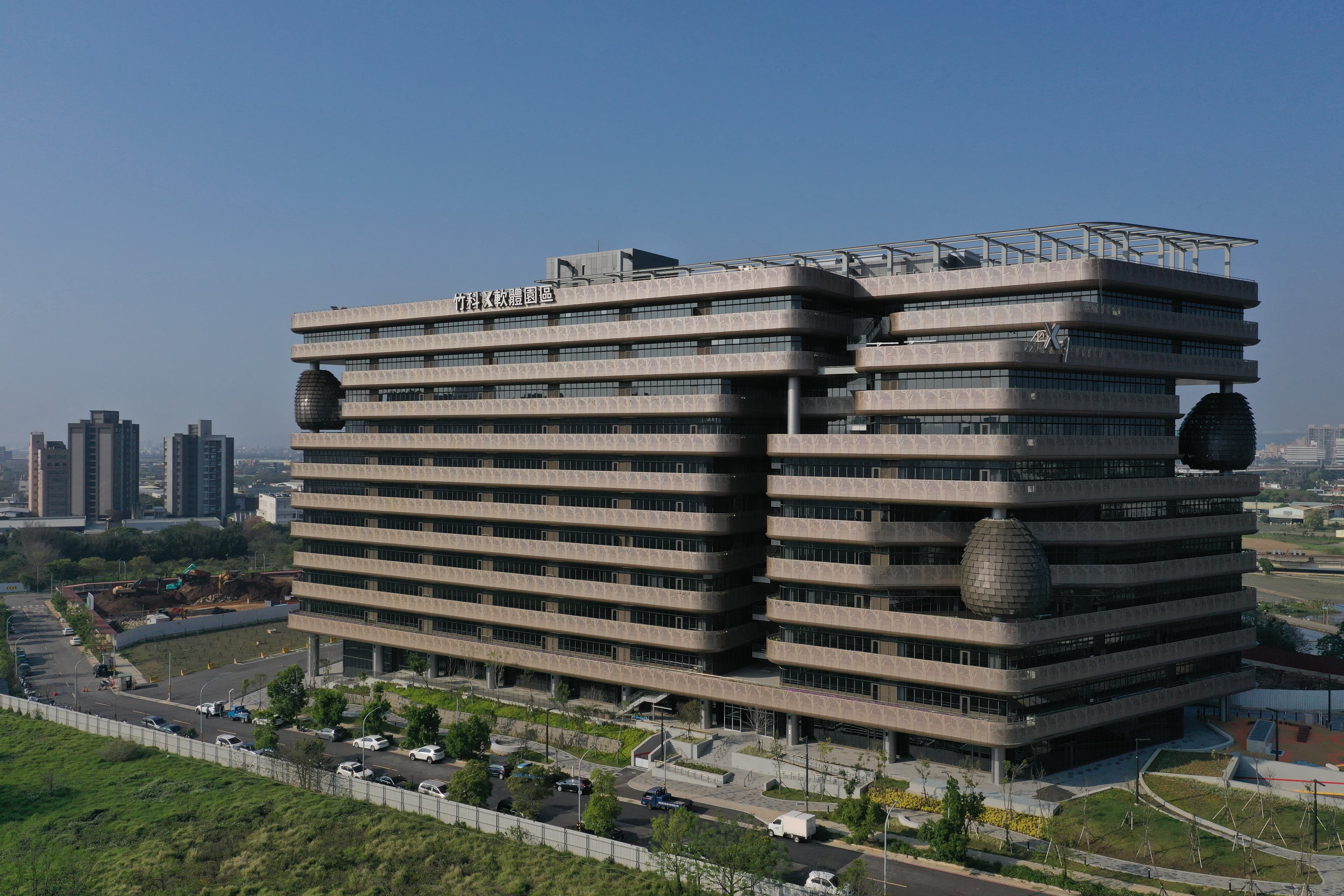 竹科X計畫推動下，產業與公共建設同步展開，帶動新竹生活圈版圖擴展，也成為支撐區域房市的重要動能。（圖／鴻柏建設提供）