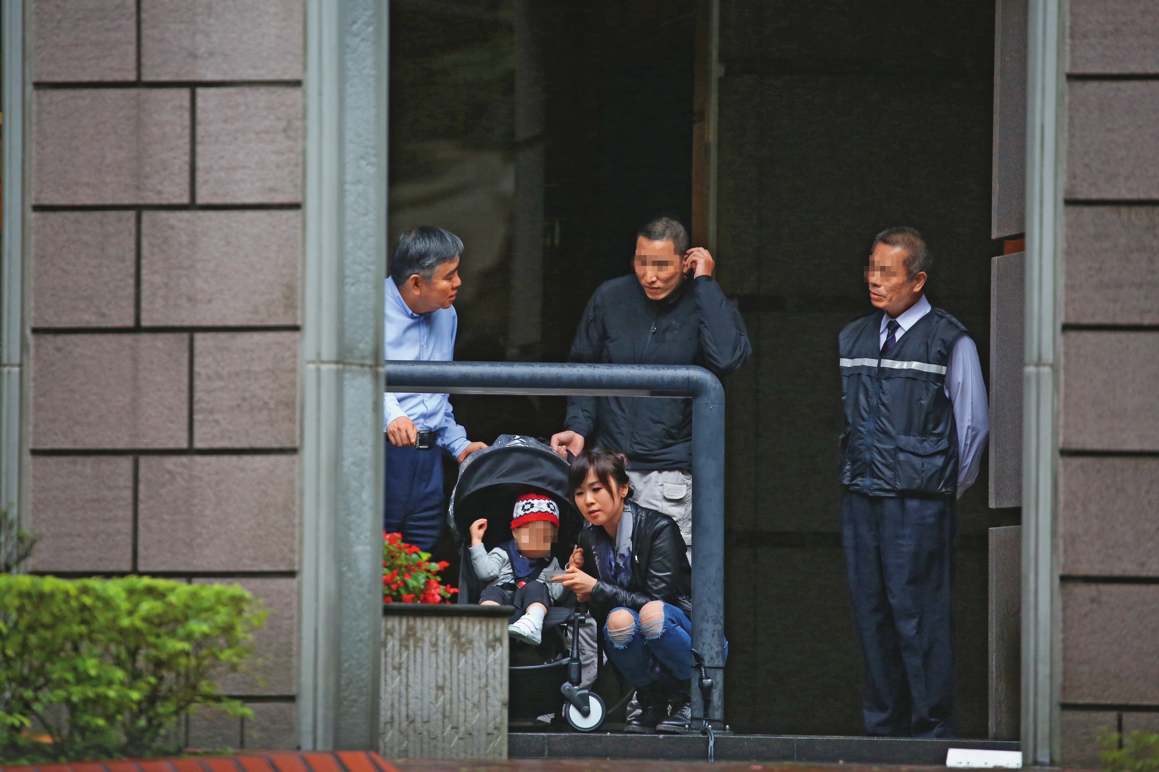 王文洋(左一)特別愛小孩,尤其寵愛女兒王思涵(右二)所生的外孫(左二)。