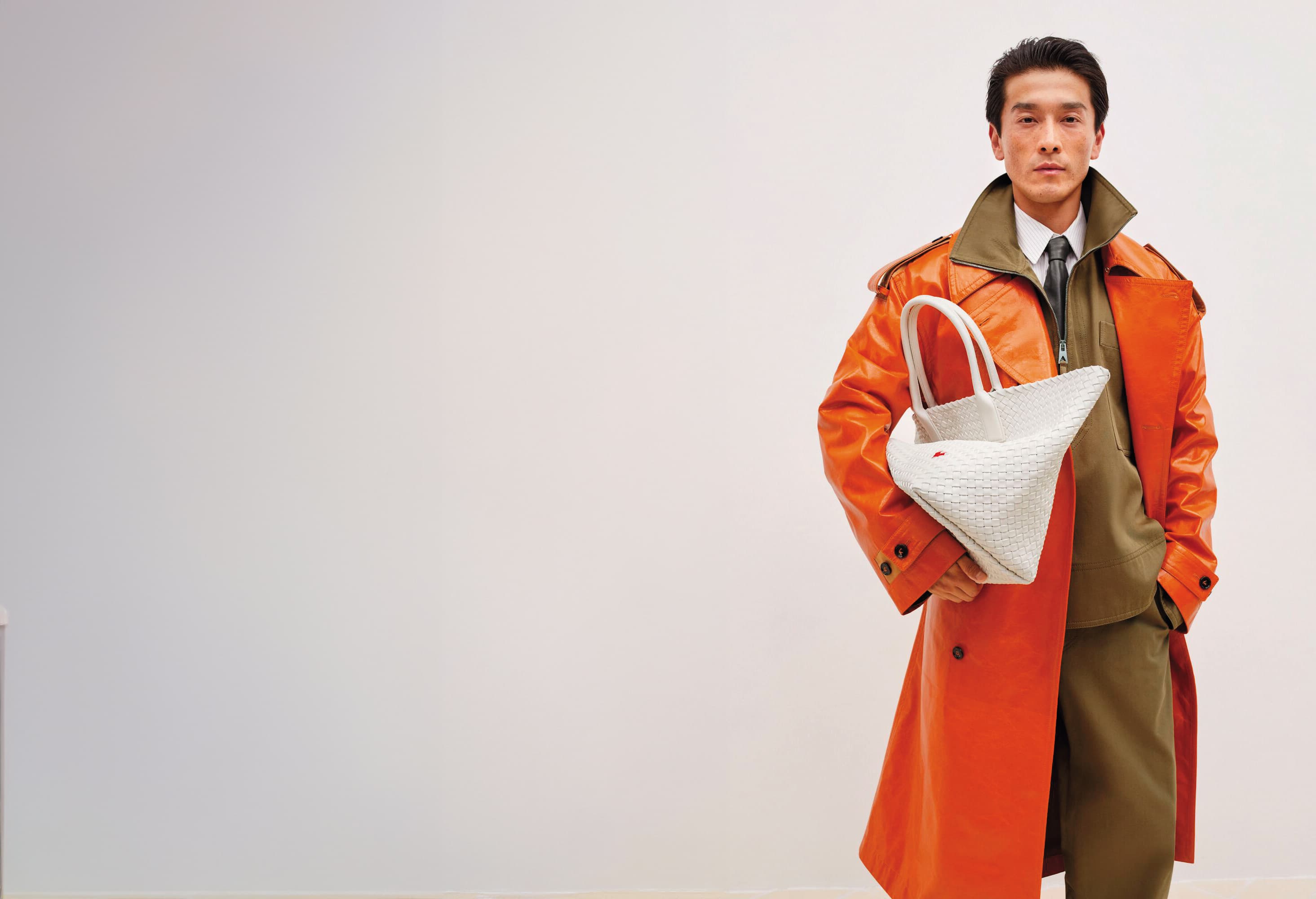 BOTTEGA VENETA編織紅色愛心迎接情人節。Cabat編織皮革手提包NT$345,300(BOTTEGA VENETA提供)