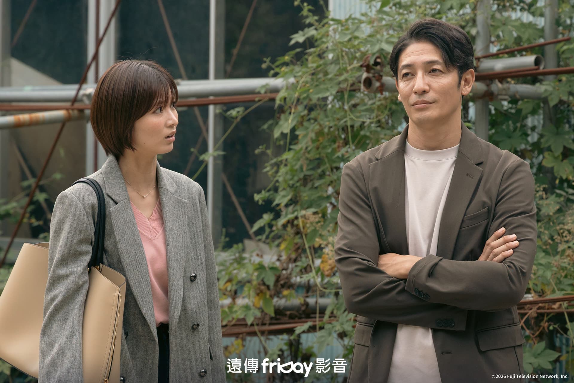 玉木宏（左）與岡崎紗繪（右）首次合作，劇中密集對戲培養默契，呈現專業保險調查員的默契搭檔形象。（friDay影音提供）