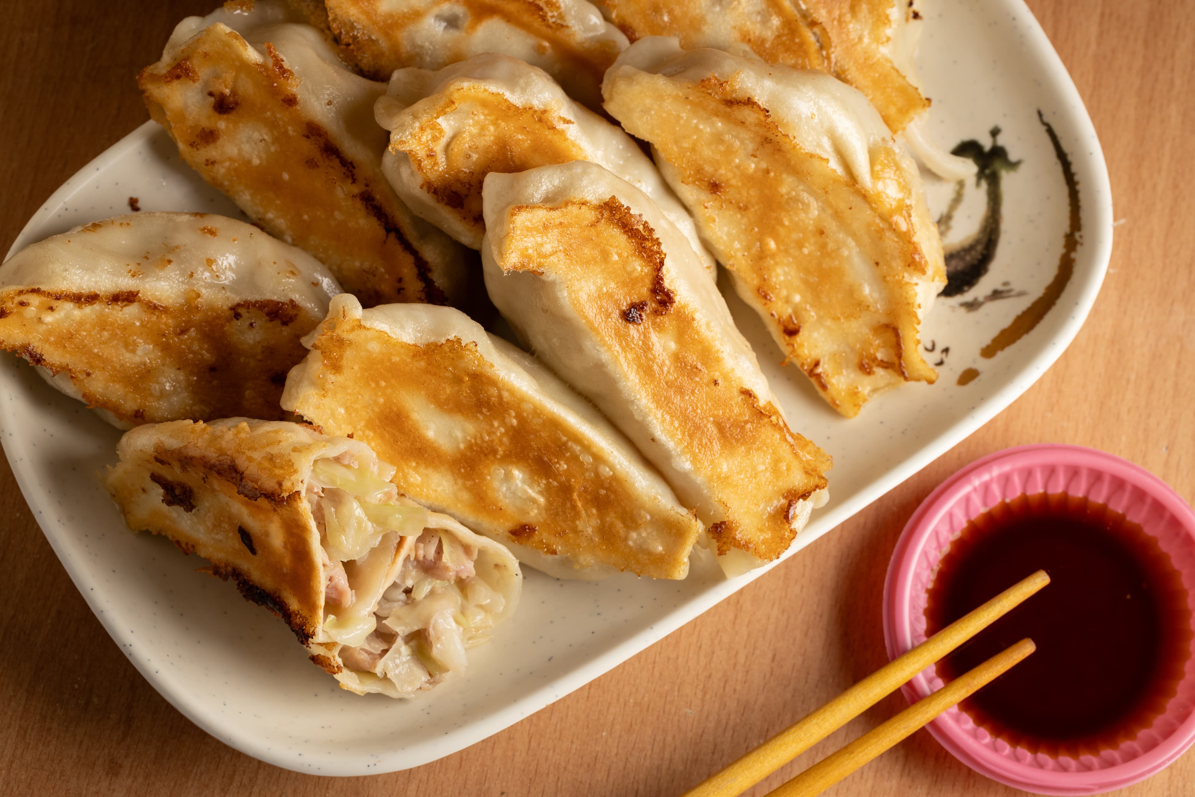 「鍋貼」底部煎得焦黃酥脆,肉餡新鮮甜美,沾蒜蓉醬油很對味。(8元/顆)