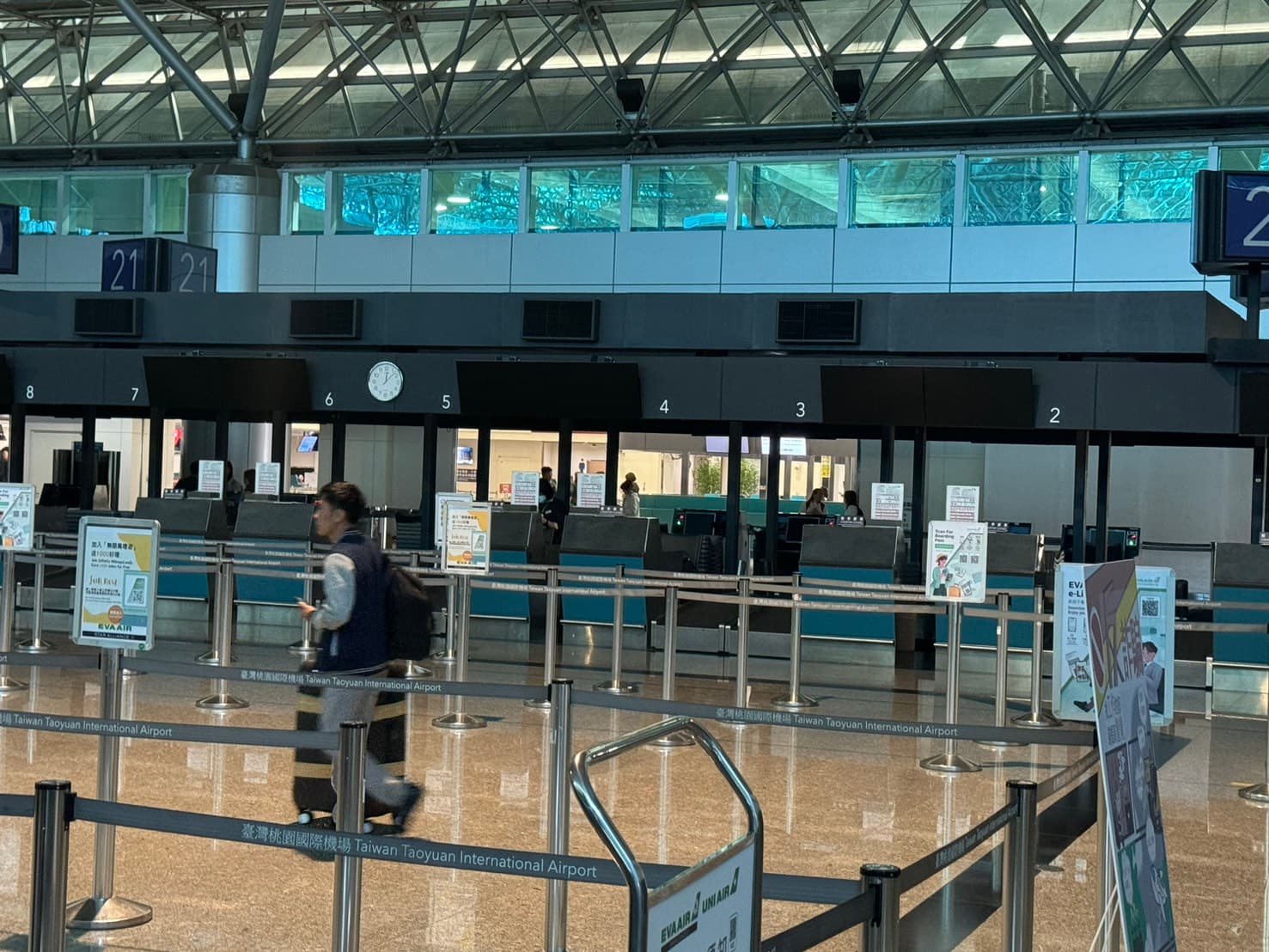 桃園機場第二航廈驚傳停電。(讀者提供)
