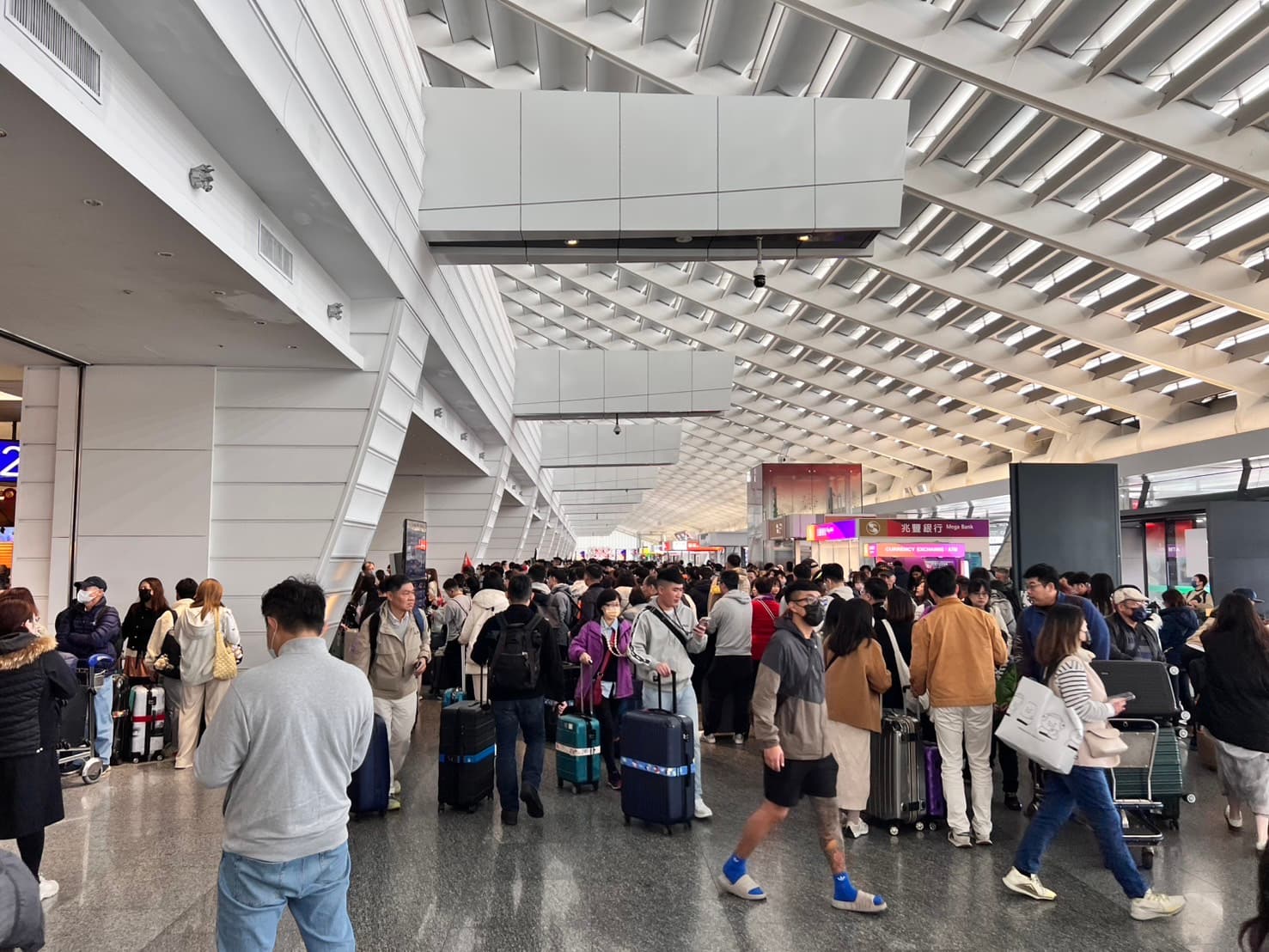 春節使機場萬頭攢動,桃園機場公司先前就提醒旅客提前3小時抵達機場報到。