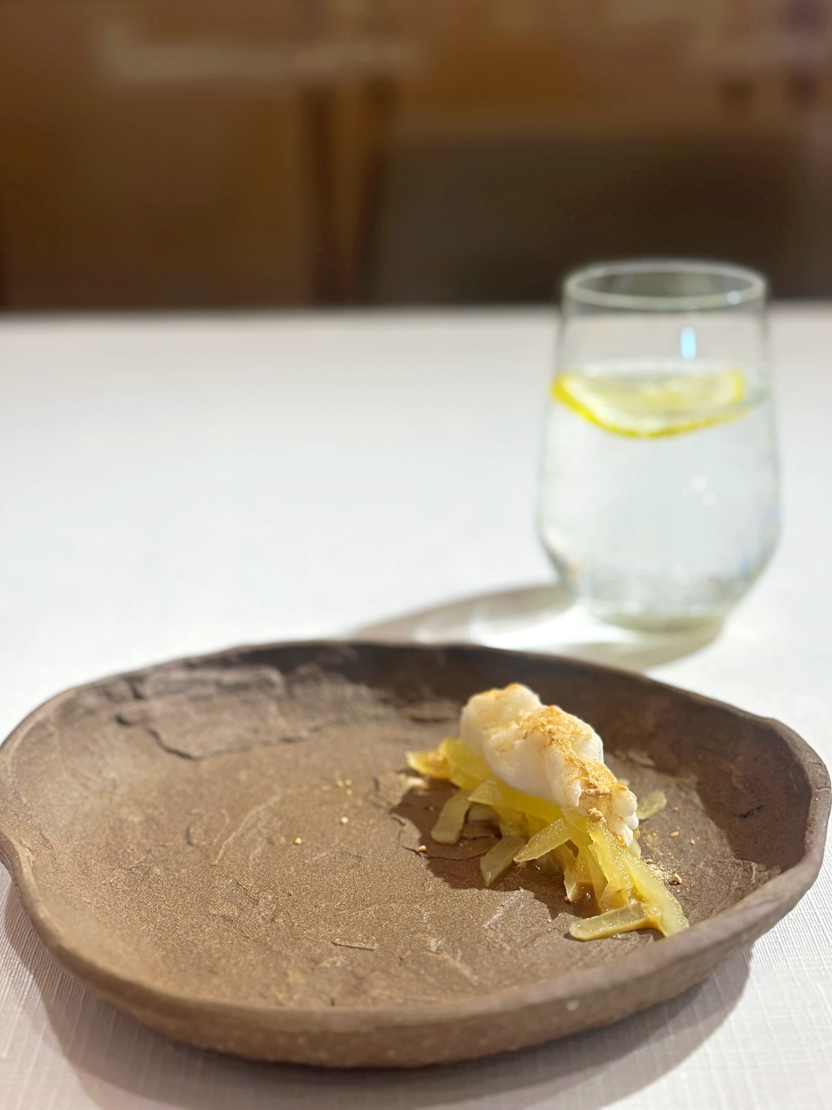 將有著「青澀」寓意的青蘋果化作甜品,上頭的香蕉冰搭配肉桂與蛋白糖霜,清爽無負擔。