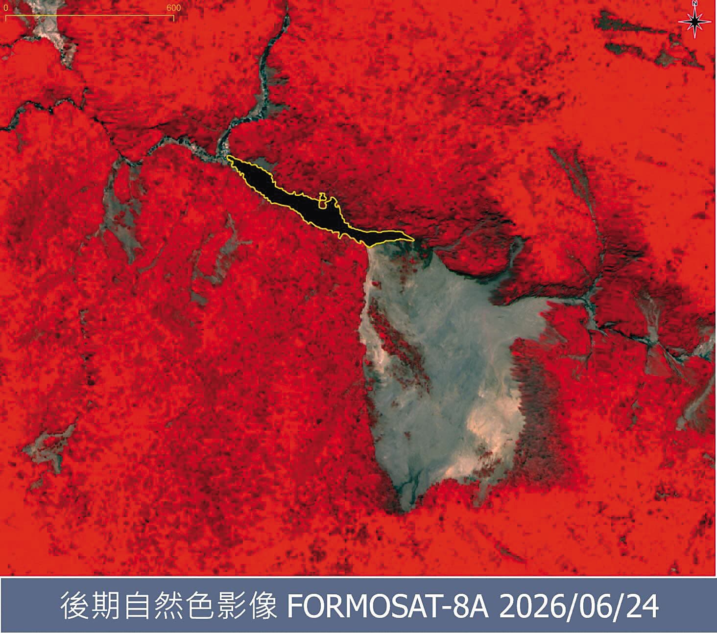 圖為6月24日衛星影像,堰塞湖面積約0.039 平方公里(黃框處),附近裸露地範圍減少,堰塞湖範圍疑似擴大。(翻攝國家太空中心threads)