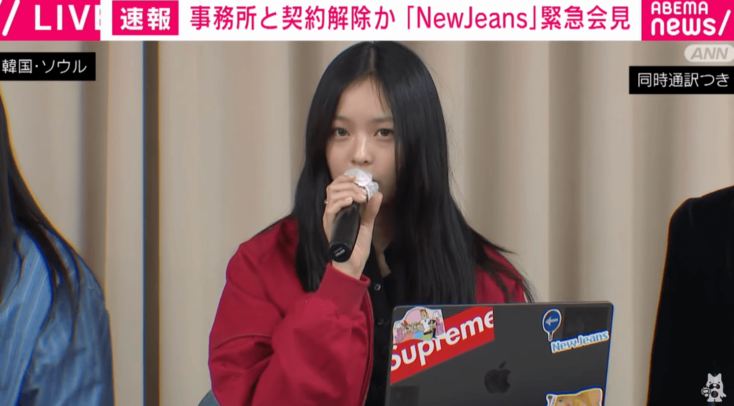 Hanni以英文敘述NewJeans因為Hybe、ADOR未回應她們的訴求,決定與公司解約。(截圖自Abema YT)