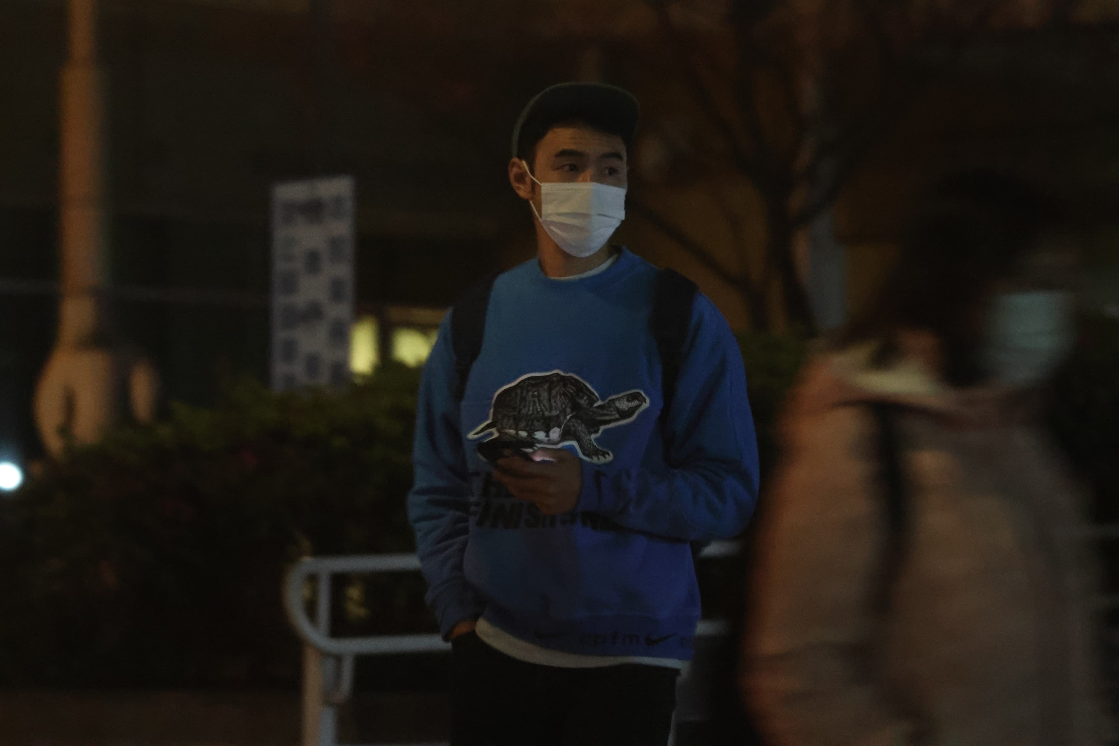 本刊曾在阮經天出入醫院時，拍到他沉重的身影。（本刊資料照）