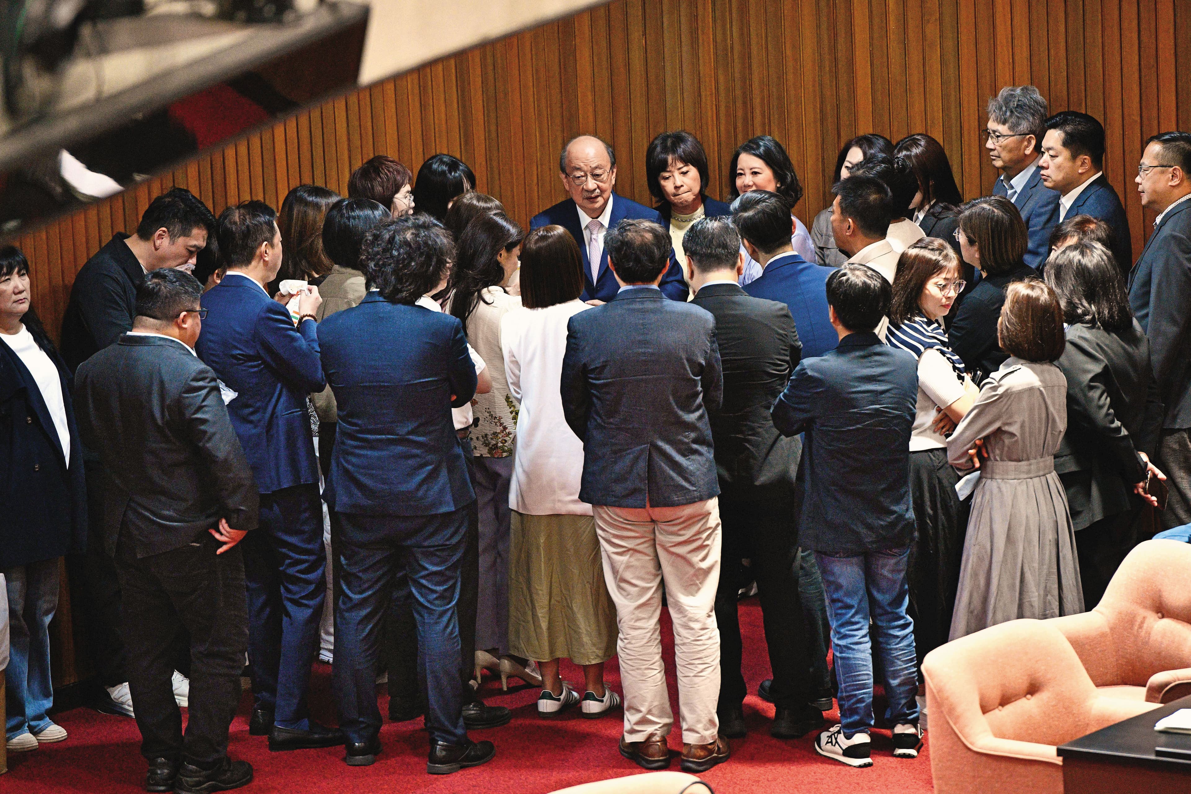 民進黨團有時會直接在議場內開黨團大會,速戰速決。(鏡報李智為)