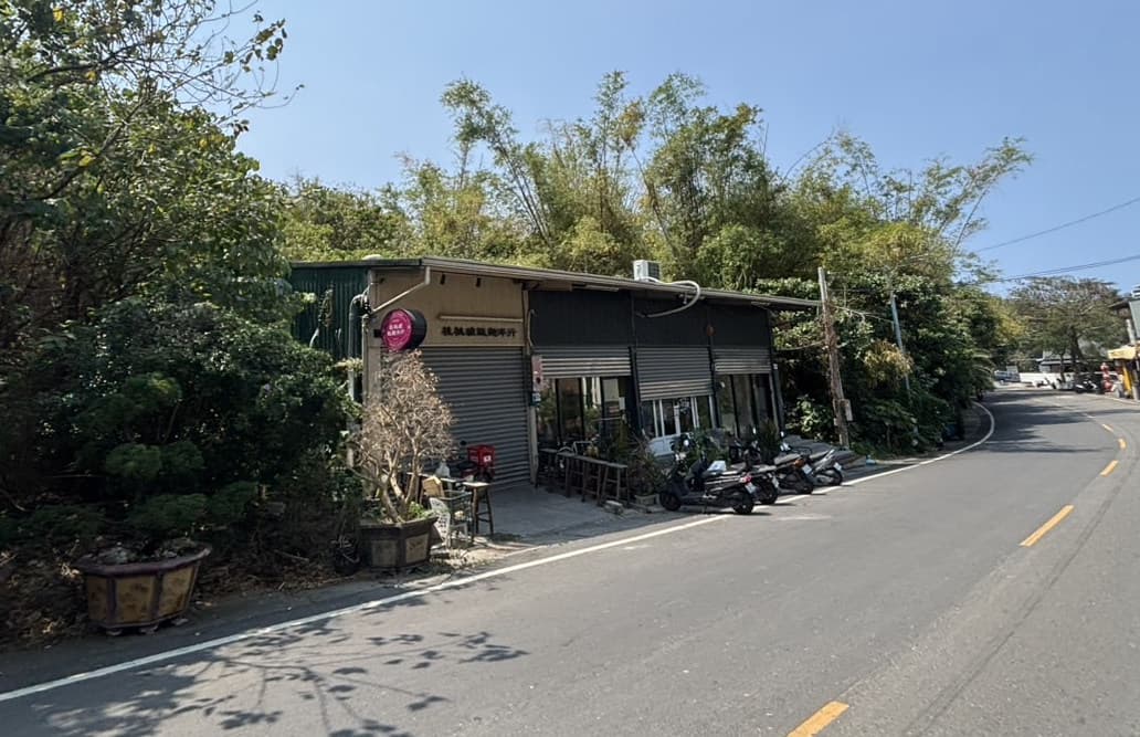 李四川在小琉球持分的農地遭爆違建蓋鐵皮屋(圖),目前仍出租給店家營業。(讀者提供)