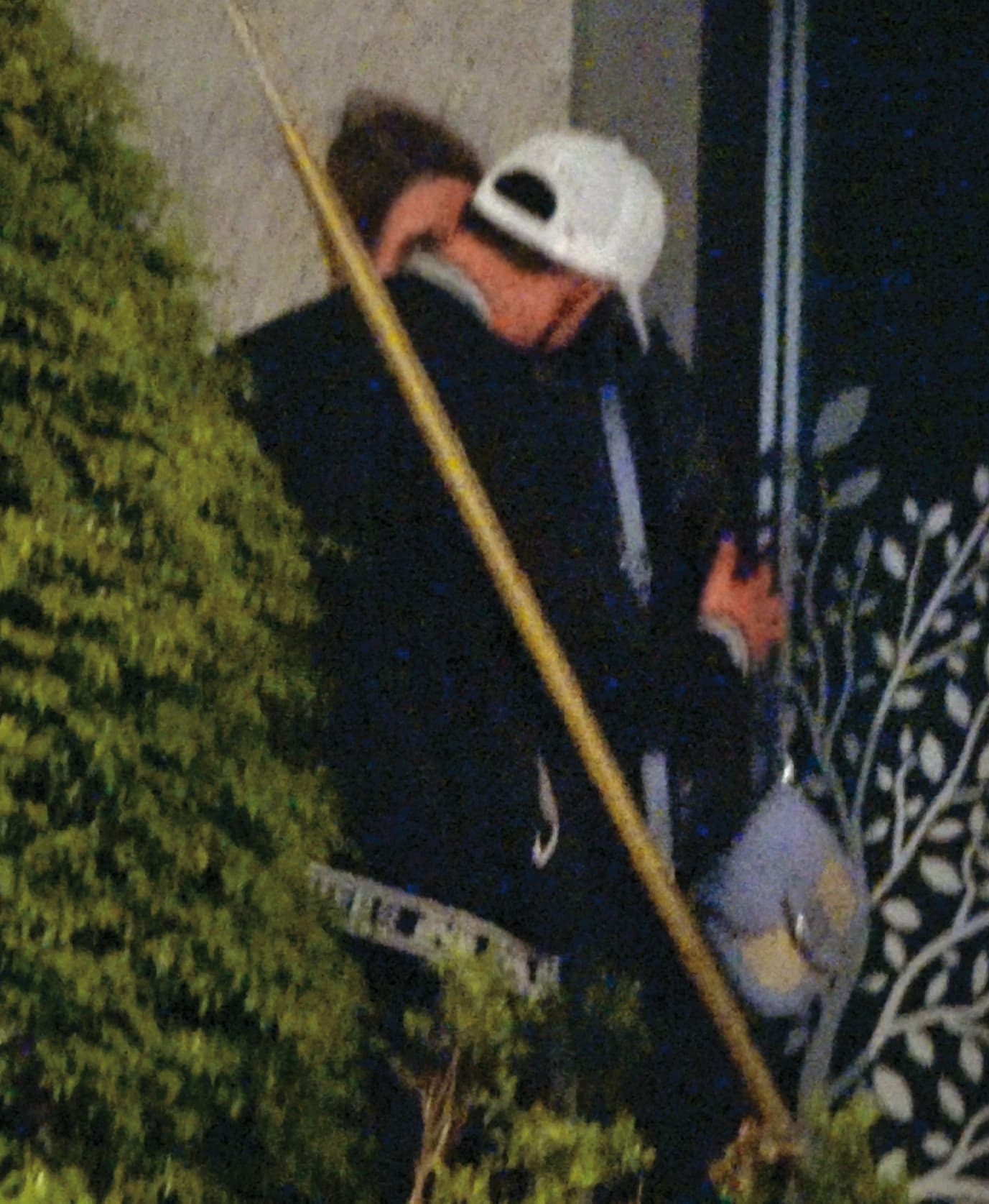 周孝安還未公布離婚前,就被本刊直擊和洋妞在路邊手來腳來,甚至被抓「小小安」。