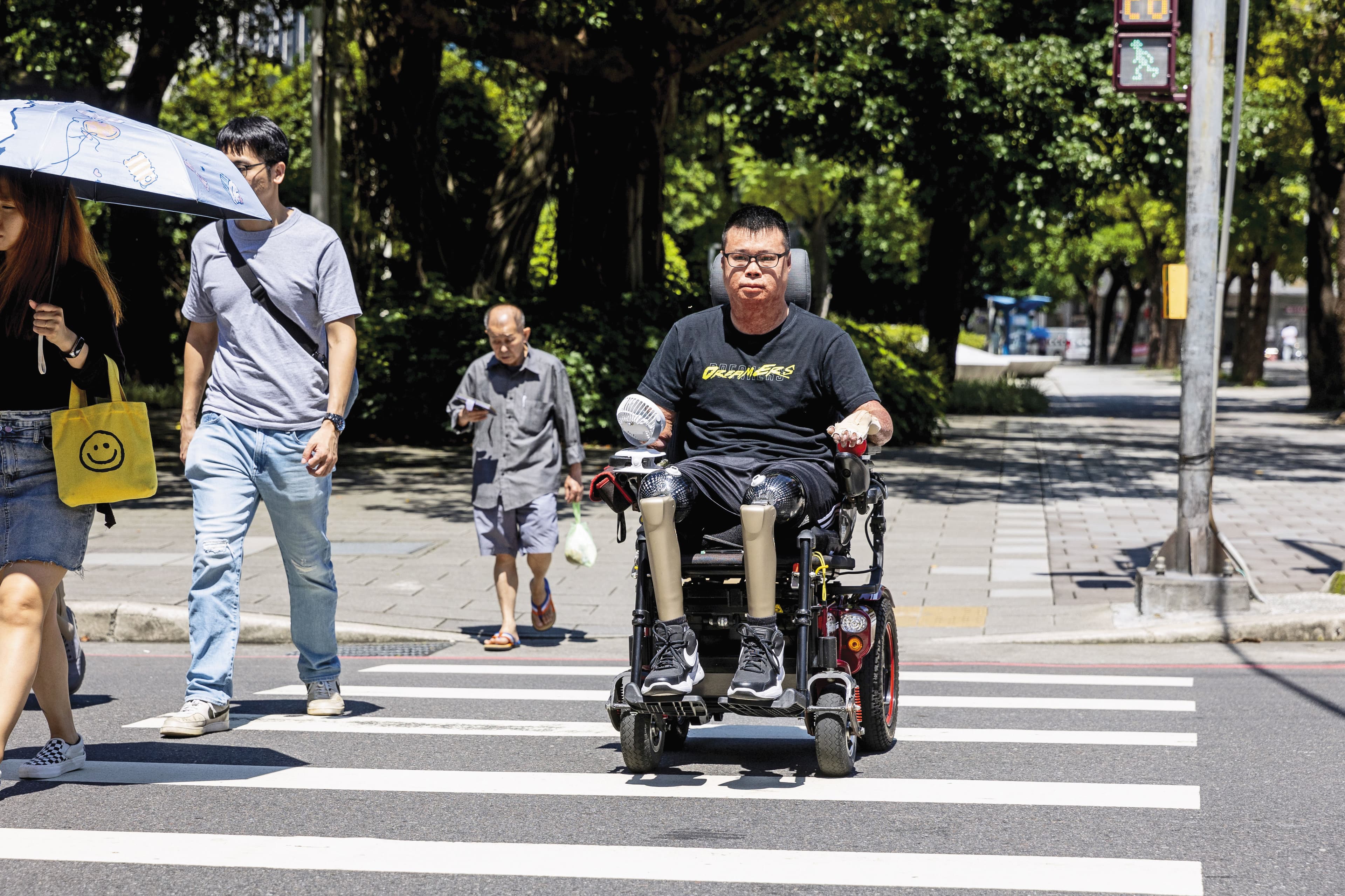 黃博煒日常移動都靠電動輪椅,為了多走出戶外,沒下雨時他說絕不叫外送。