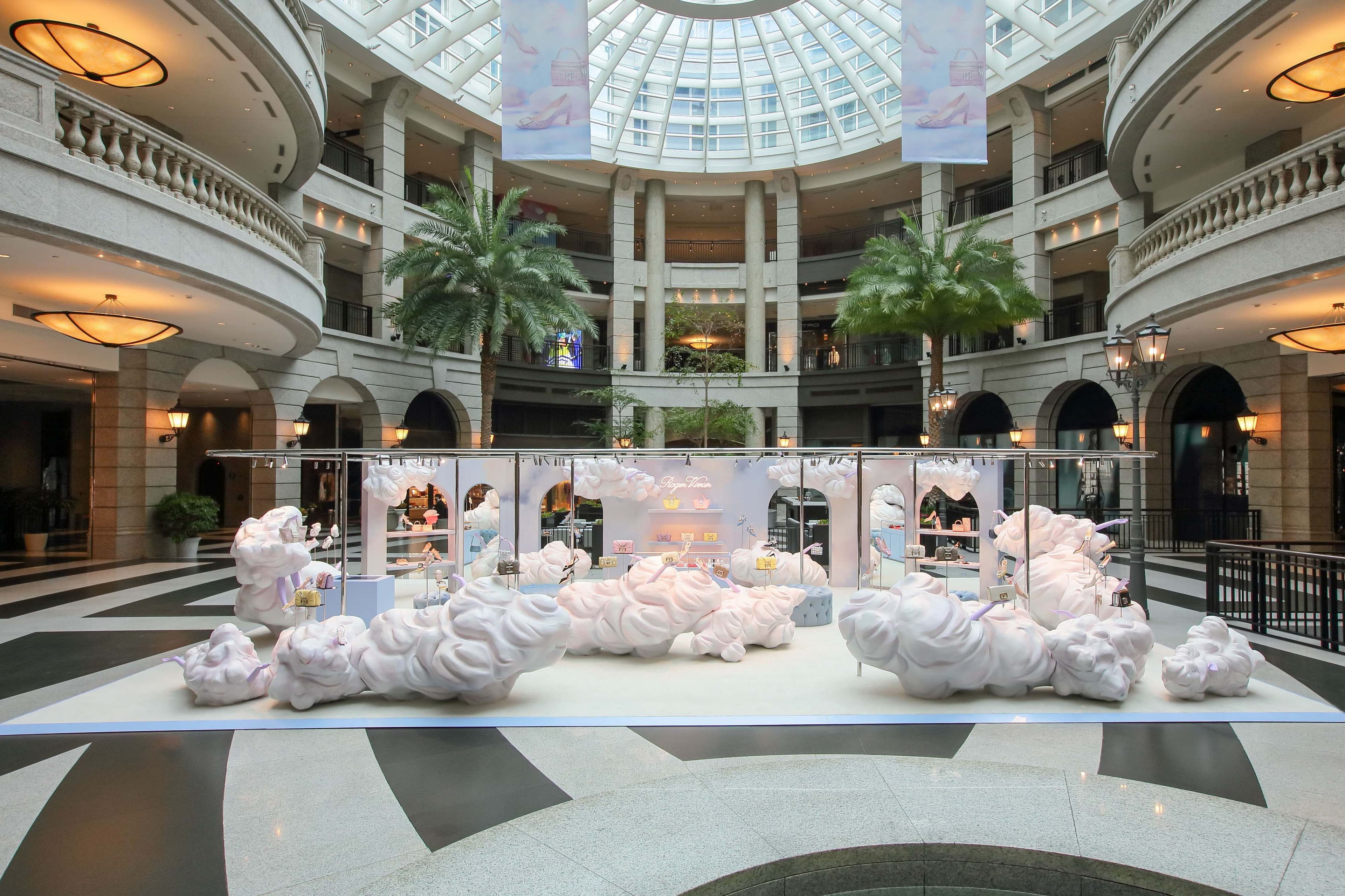 Candy Clouds期間限定藝術展在Bellavita百貨中庭展出。(Roger Vivier提供)
