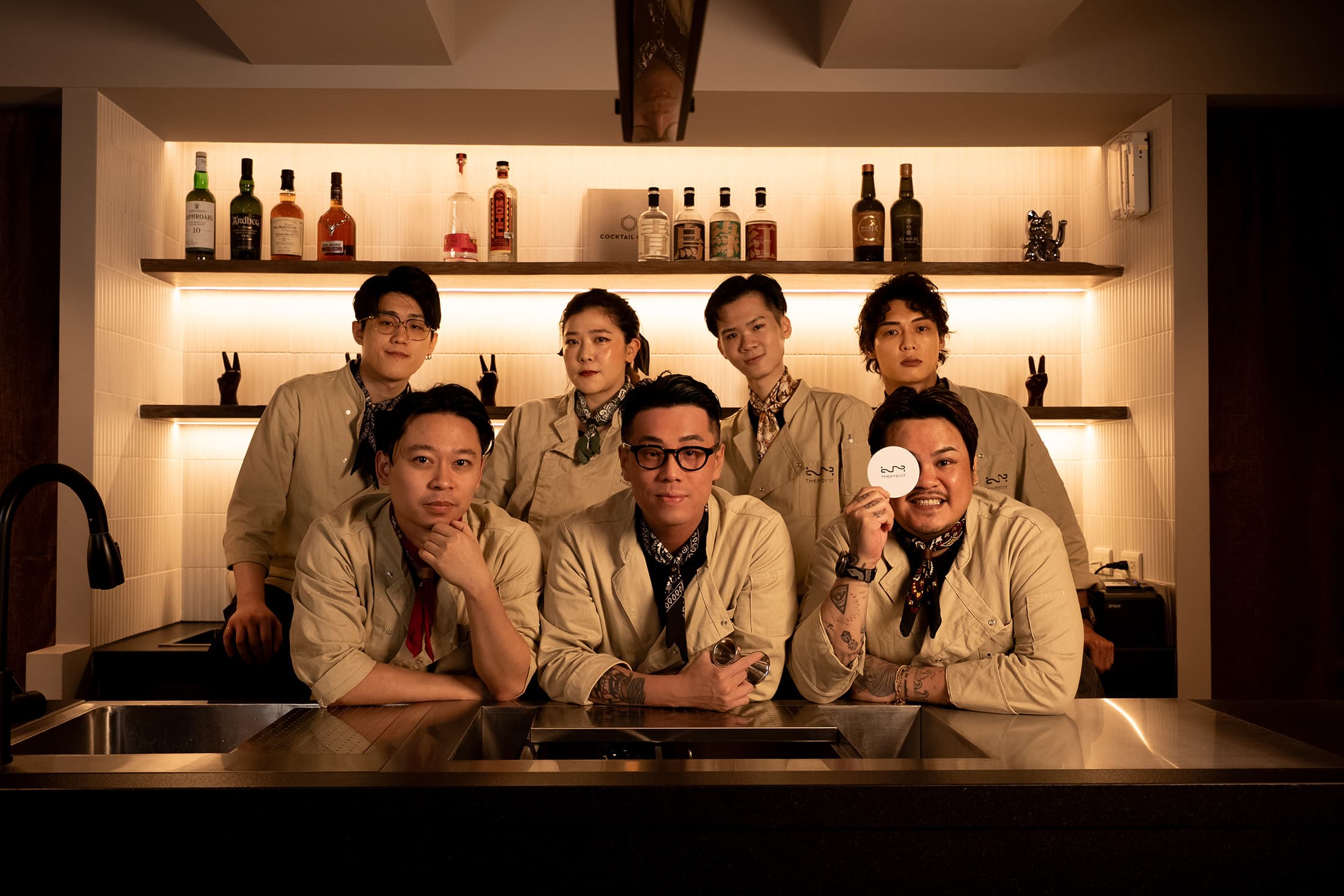 創辦人陳昱安(前排中)返台後打造The 2 Point,他與團隊一起把酒吧打造成客人能自然交流的平台,而不只是喝酒的地方。(The 2 Point提供)