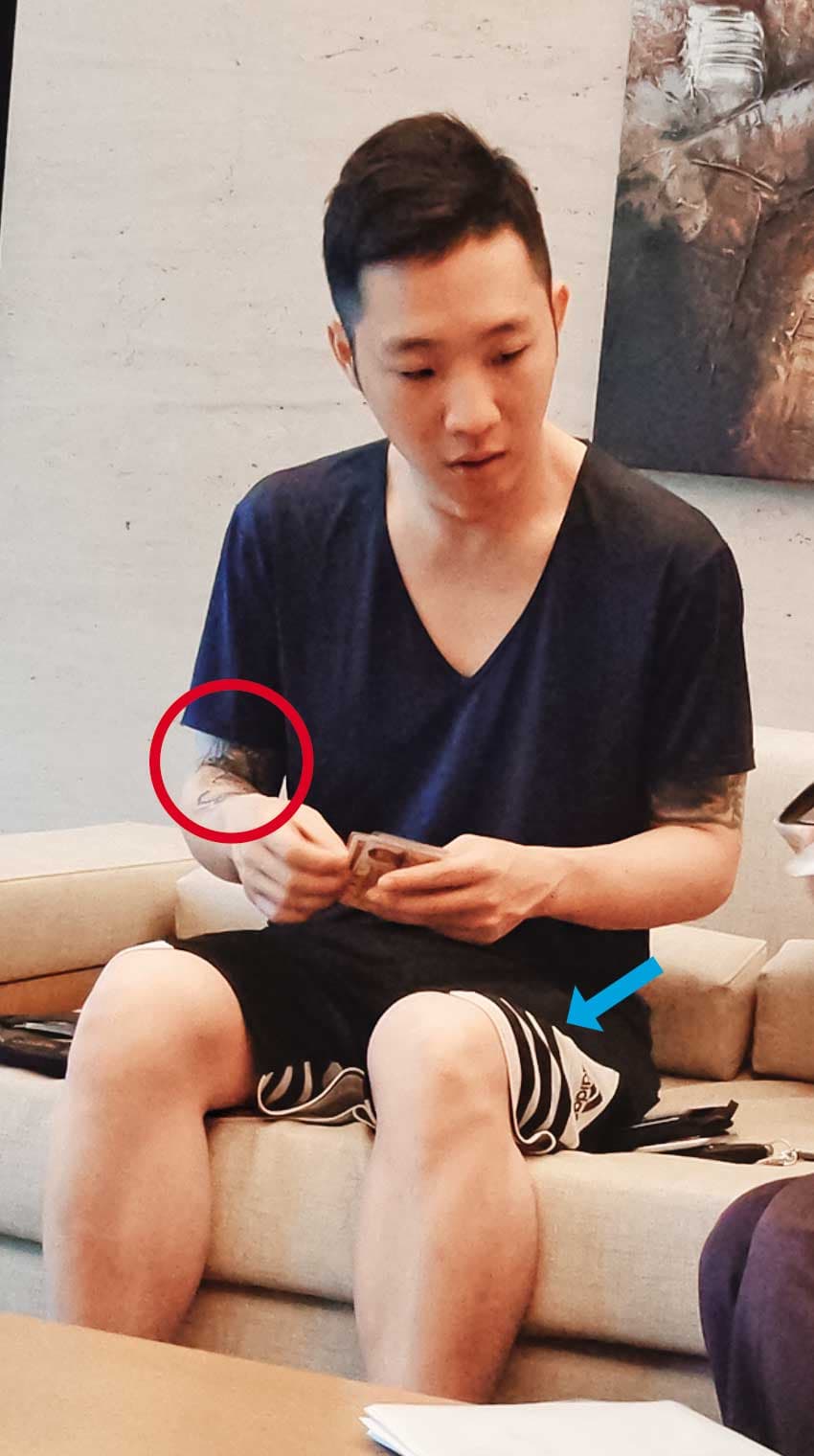 劉男時常穿著一件黑色條紋短褲,手上紋有特殊的刺青(紅圈處)。(當事人提供)