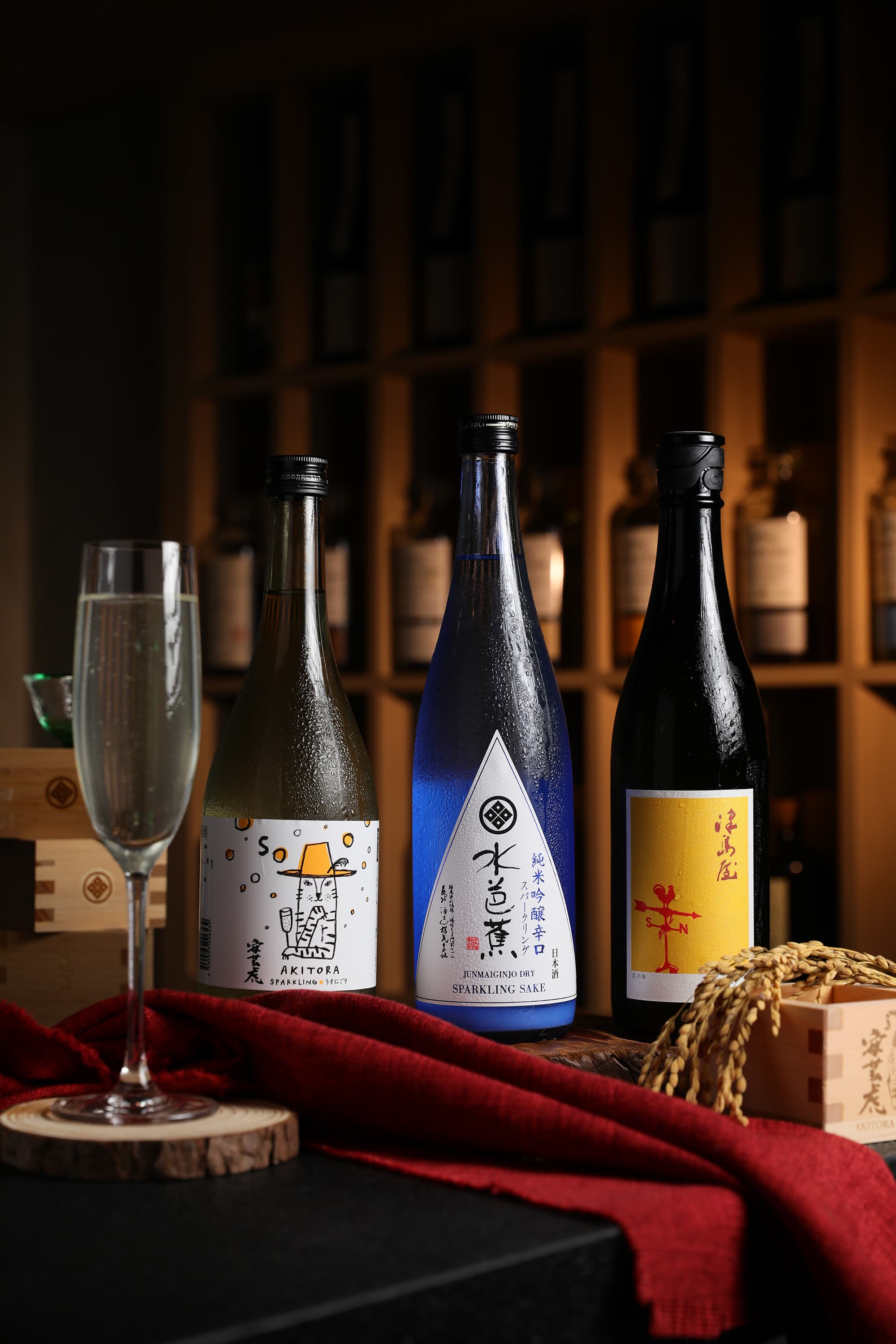 「安藝虎純米吟釀素發泡生酒」（左，1,350元／720ml）、「水芭蕉 純米吟釀 辛口氣泡」（中，1,600元／720ml）、「津島屋 外傳 Nordwind Perlwein 無濾過生原酒」（右，1,500元／720ml）皆屬活性濁酒類型氣泡清酒。