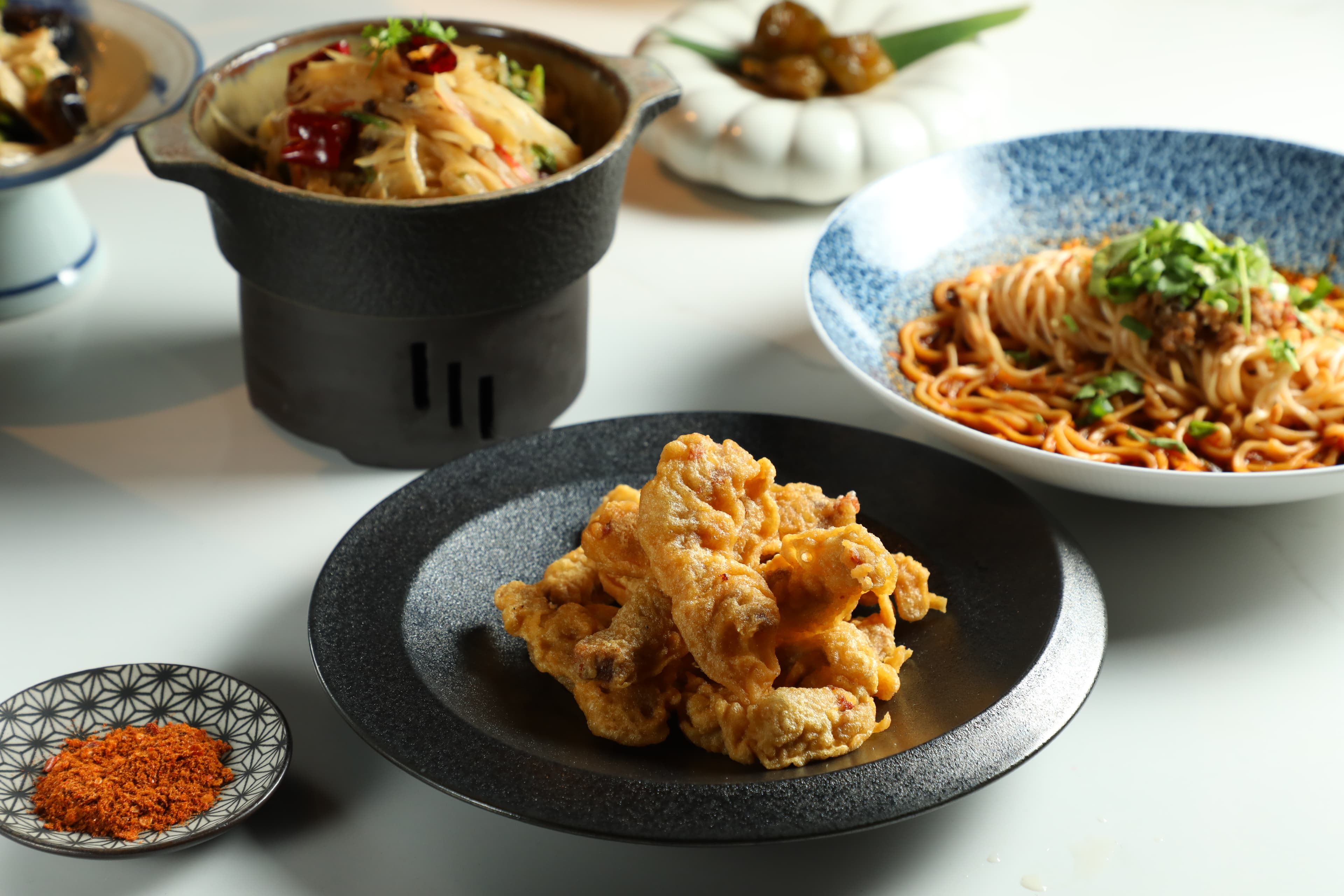 現炸的「重慶小酥肉」香甜可口。(前,188元/份)