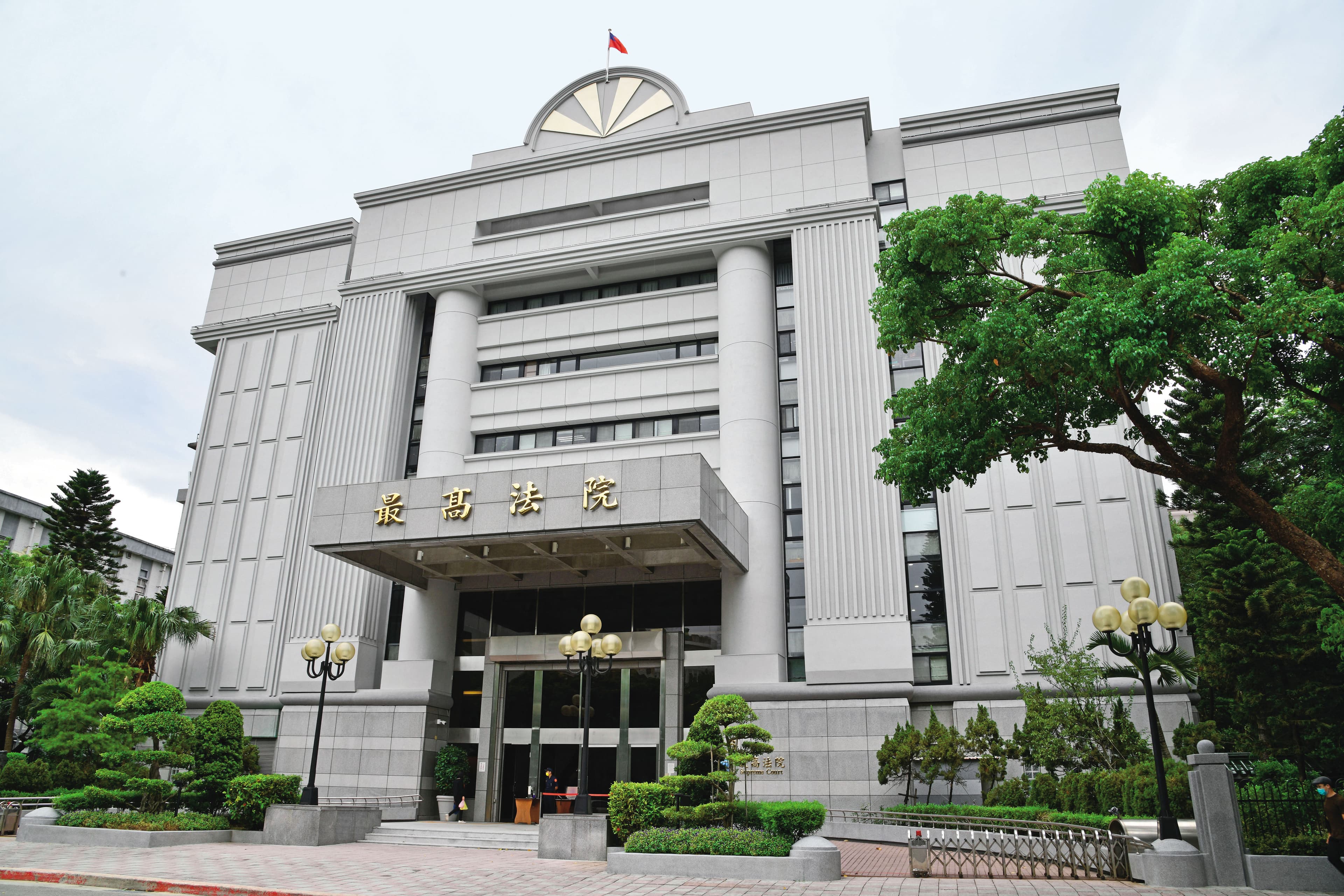最高法院認定鄭文逸案二審判決有14項瑕疵卻未發回,引發被告不滿。
