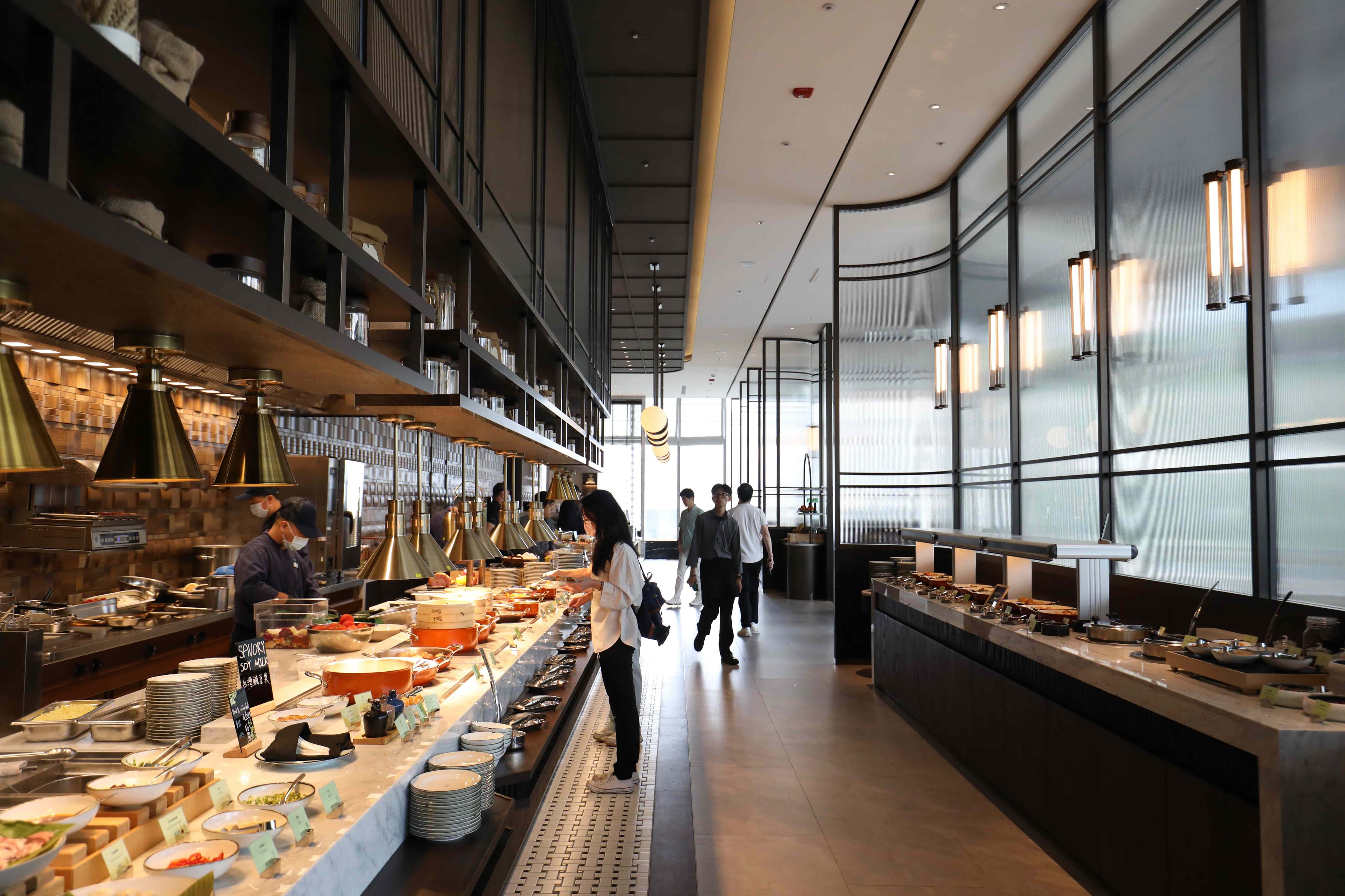 早餐中西式選擇豐富,除了現點現做水果鬆餅、蛋料理與現煮麵,還有鹹豆漿、蛋餅等台式早餐。