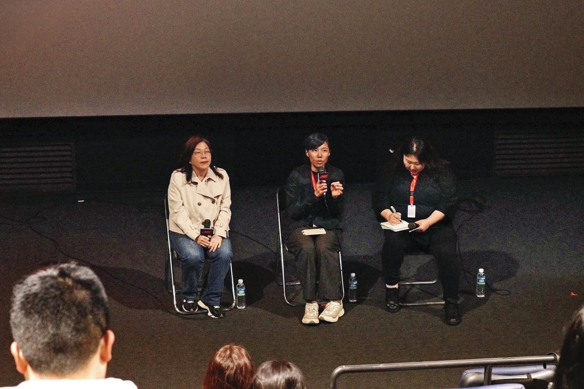 《雪水消融的季節》在韓國全州影展舉行亞洲首映,羅苡珊(中)與現場觀眾分享拍片過程。(希望行銷提供)