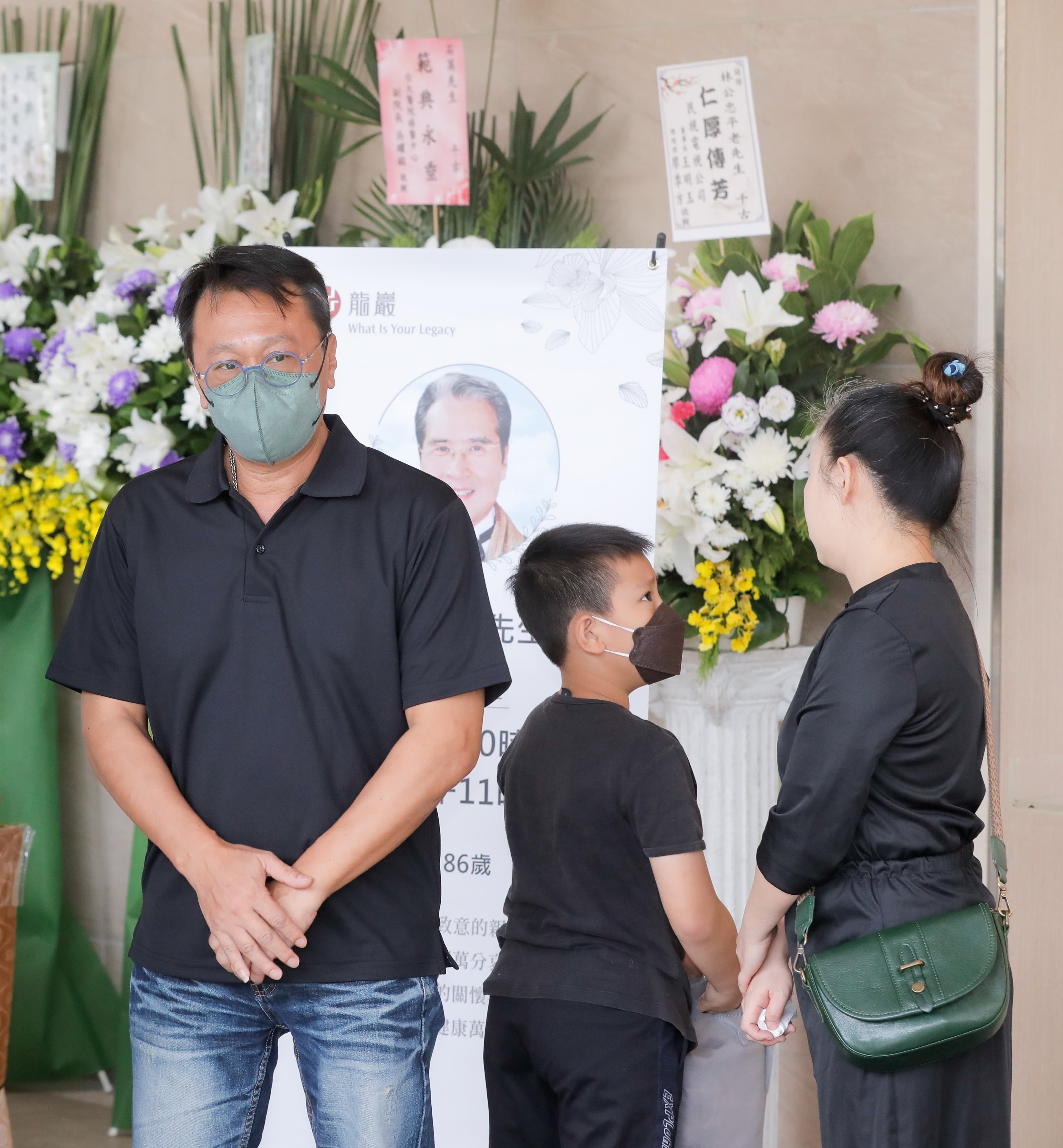 游安順帶妻小送別石爸。