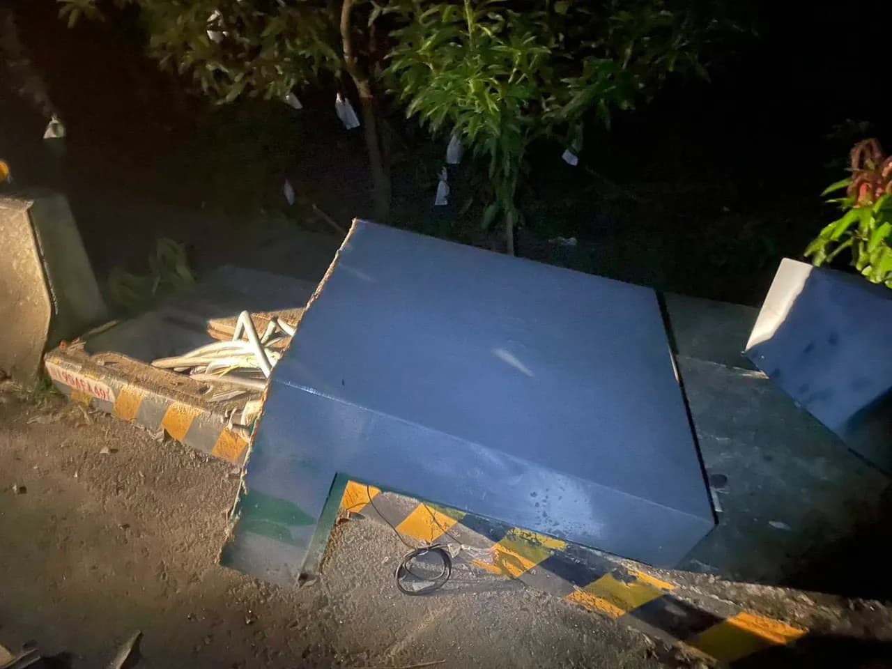 事故現場護欄與台電電箱明顯受損,事故發生猛烈。(翻攝畫面)