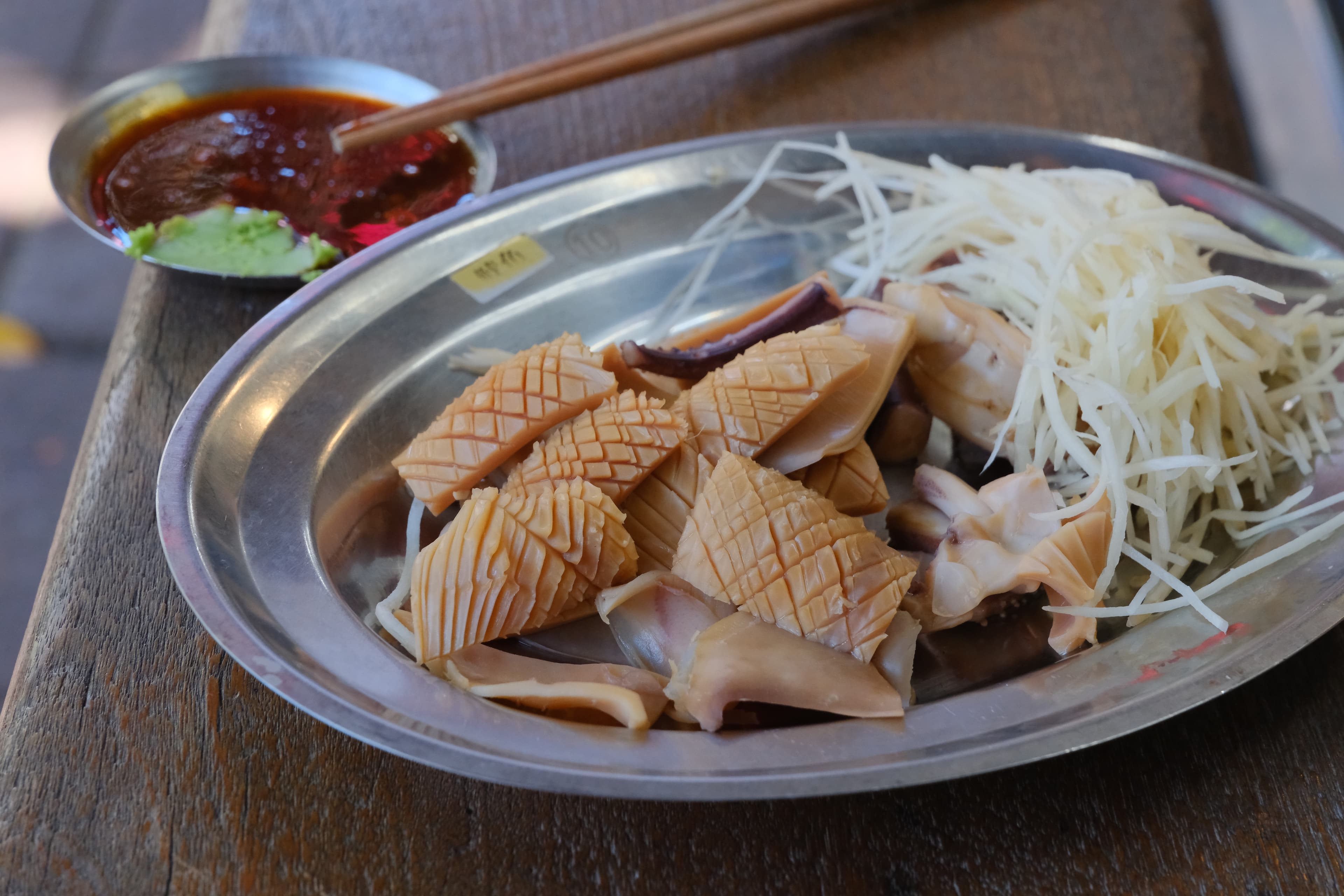 「魷魚標」的魷魚好吃到讓裴社長直呼「台北人好幸福」！（彭仁義攝）