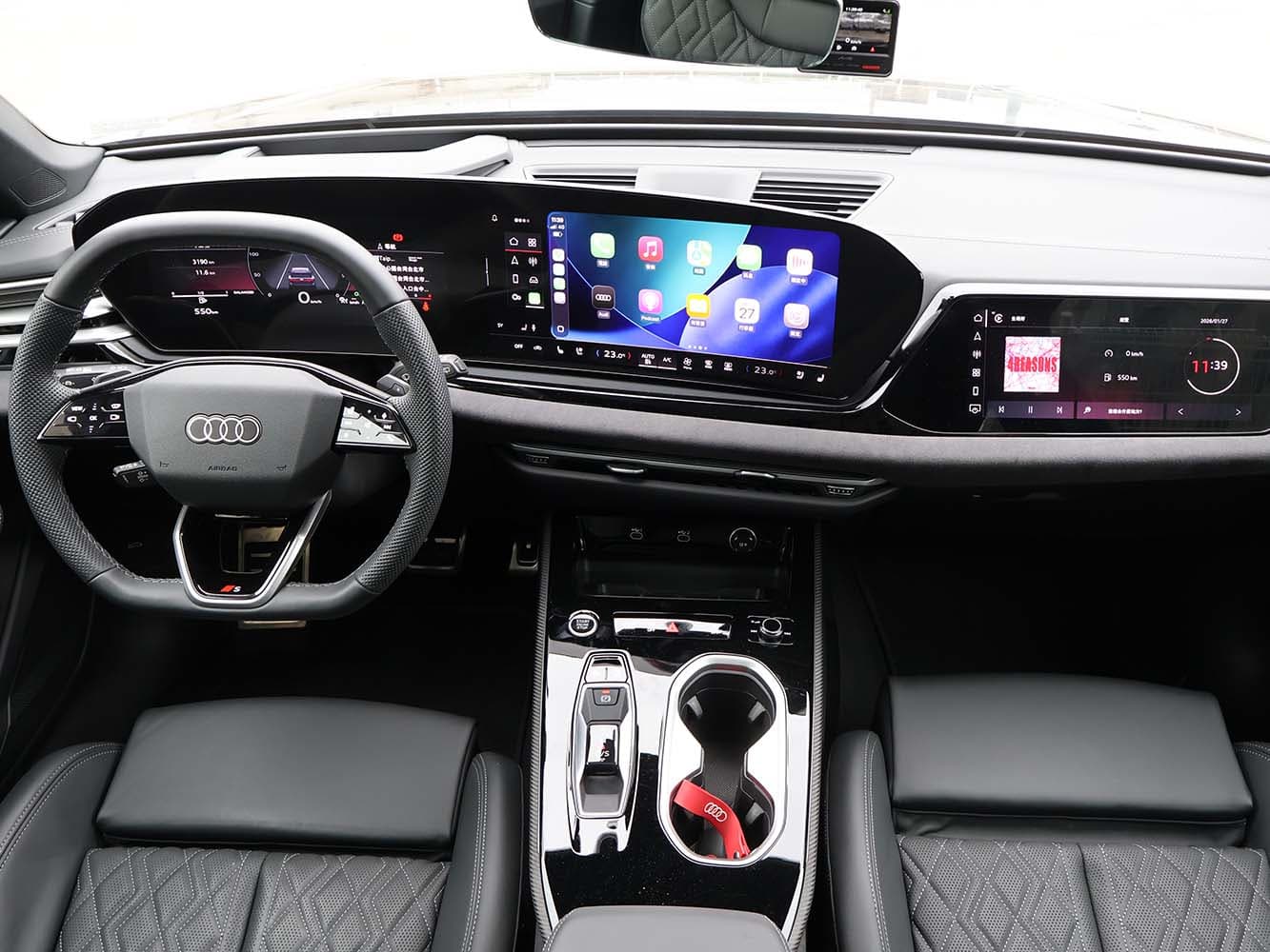 車內採用11.9吋、14.5吋以及10.9吋的三螢幕配置。