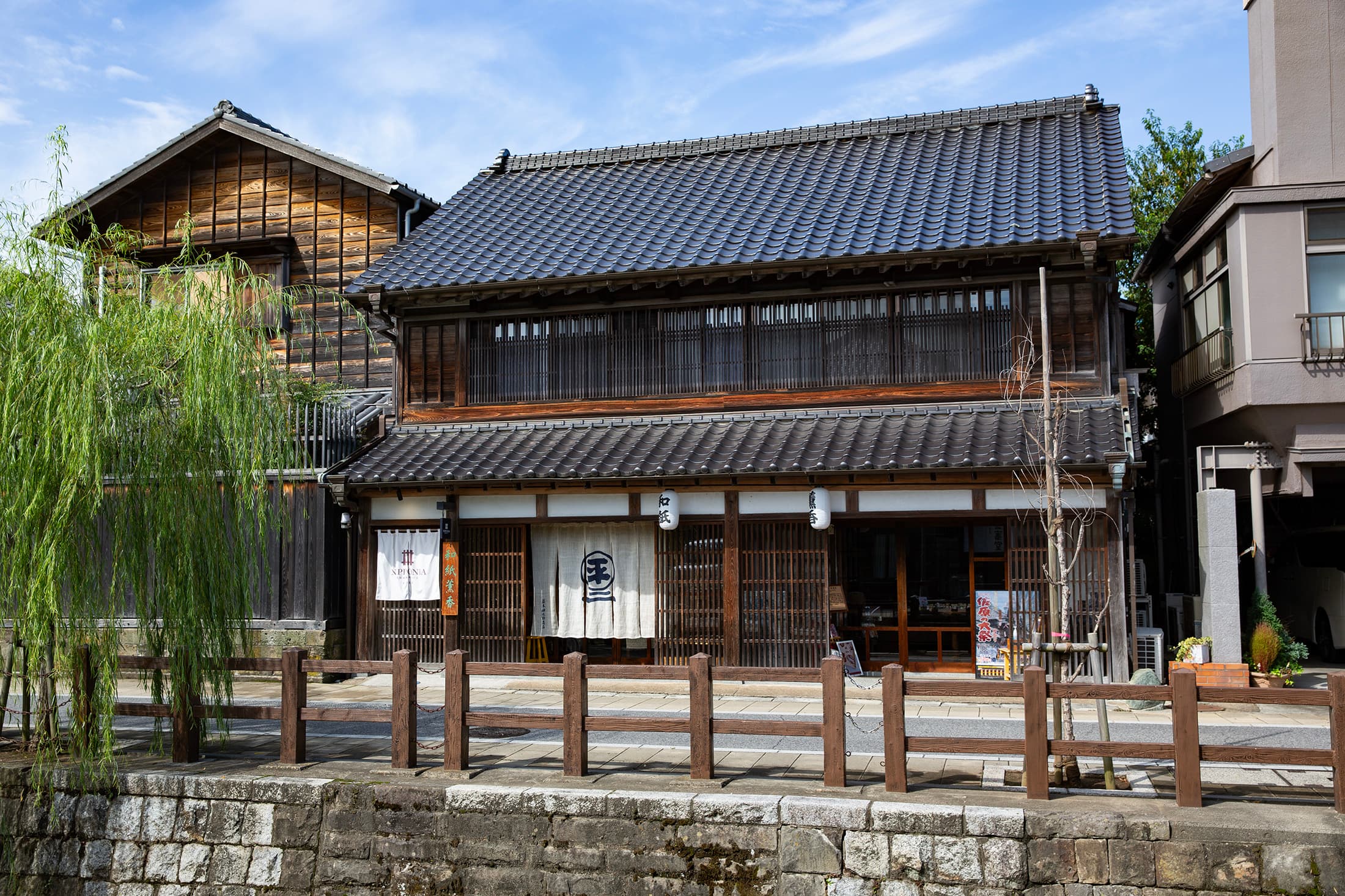 NIPPONIA SAWARA 將5棟百年町屋、米藏、當鋪等修復再生為獨立客房，是場「住居復興計畫」。